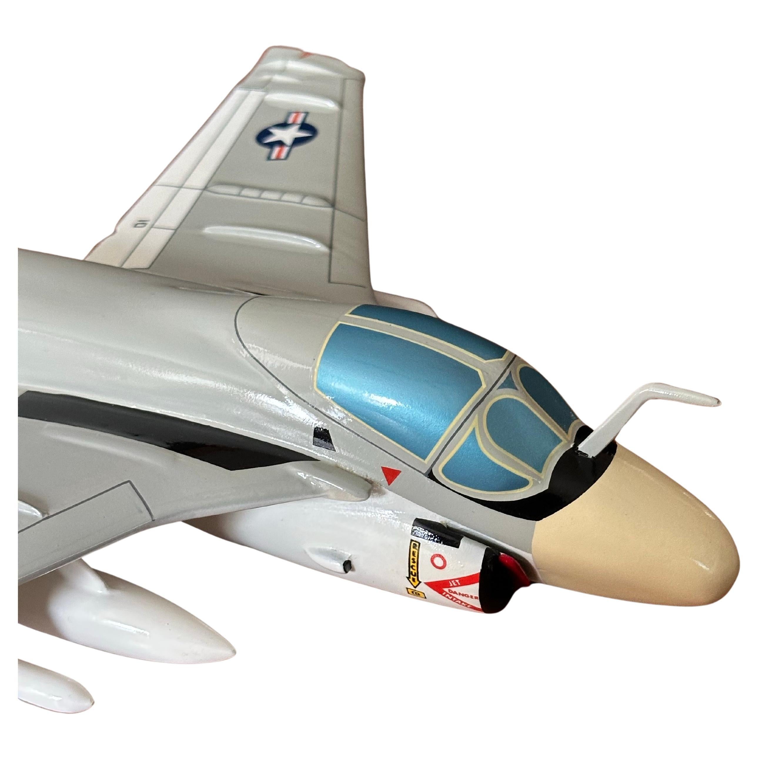 Un fantastico jet d'attacco subsonico A-6A Intruder della U.S. Navy, modello da tavolo in legno massiccio della Toys and Models Corporation, risalente agli anni '70 circa. L'aereo è di qualità superiore e costruito in legno massiccio con una