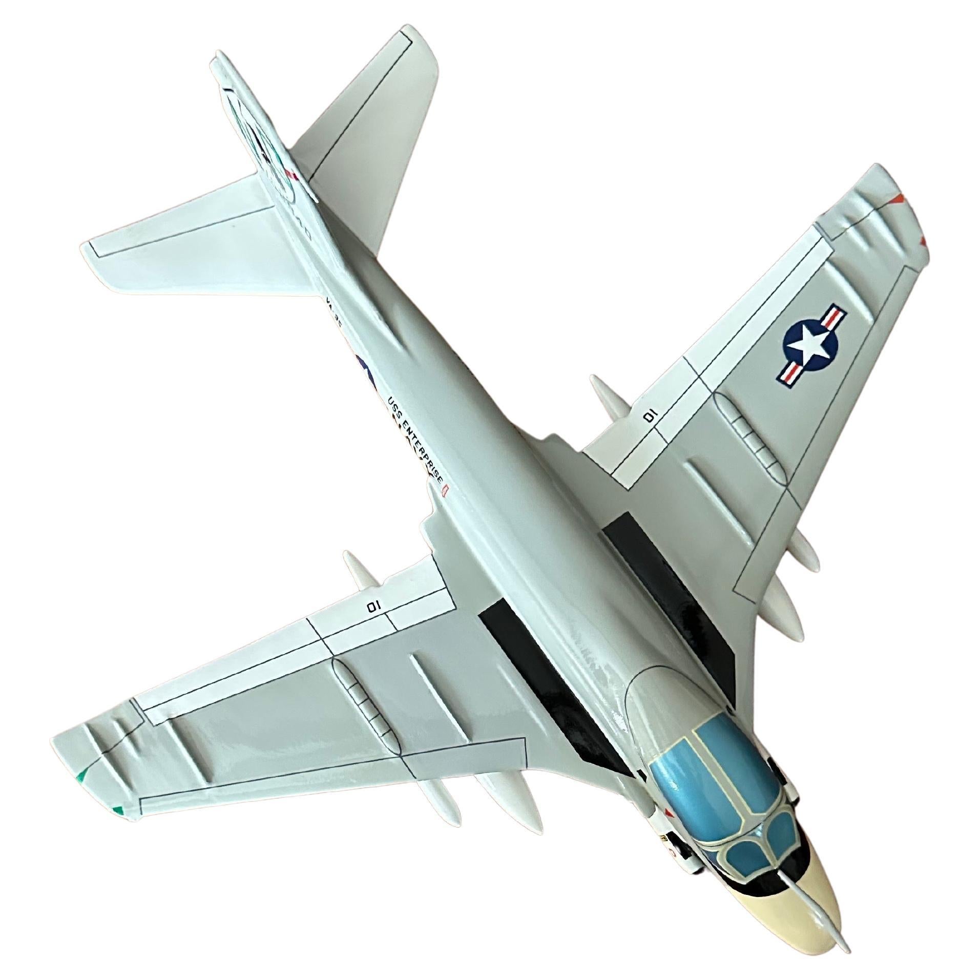 Legno Modello da tavolo dell'aereo da attacco subsonico A-6A Intruder della Marina degli Stati Uniti in vendita