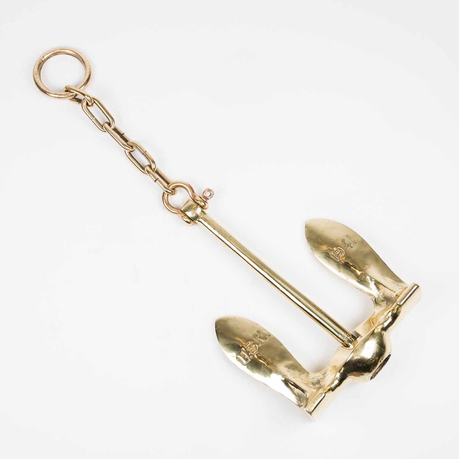 Ancre de navire en bronze de la marine américaine datant de la Seconde Guerre mondiale, datée de 1941.

Les flèches de l'ancre sont marquées : USN et 1941

La crosse de l'ancre est munie d'une manille et d'une chaîne amovibles.

Hauteur de l'ancre