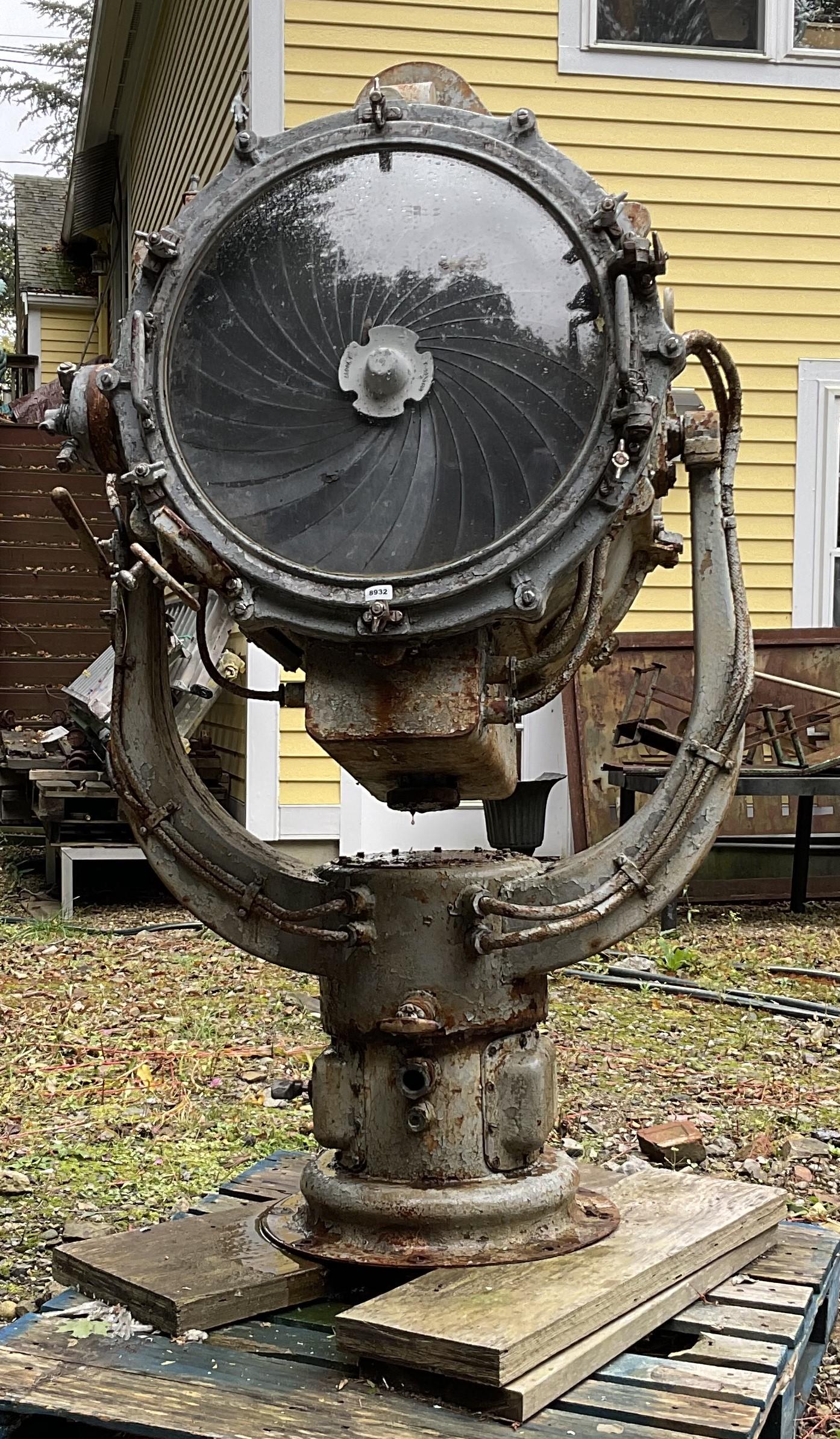 Projecteur de six pieds de la marine américaine à partir d'un navire de guerre. Incroyable lumière marine avec une énorme tête dotée d'un mécanisme d'obturation. Il est fixé à un étrier et à un support très robustes. Les lentilles en verre sont