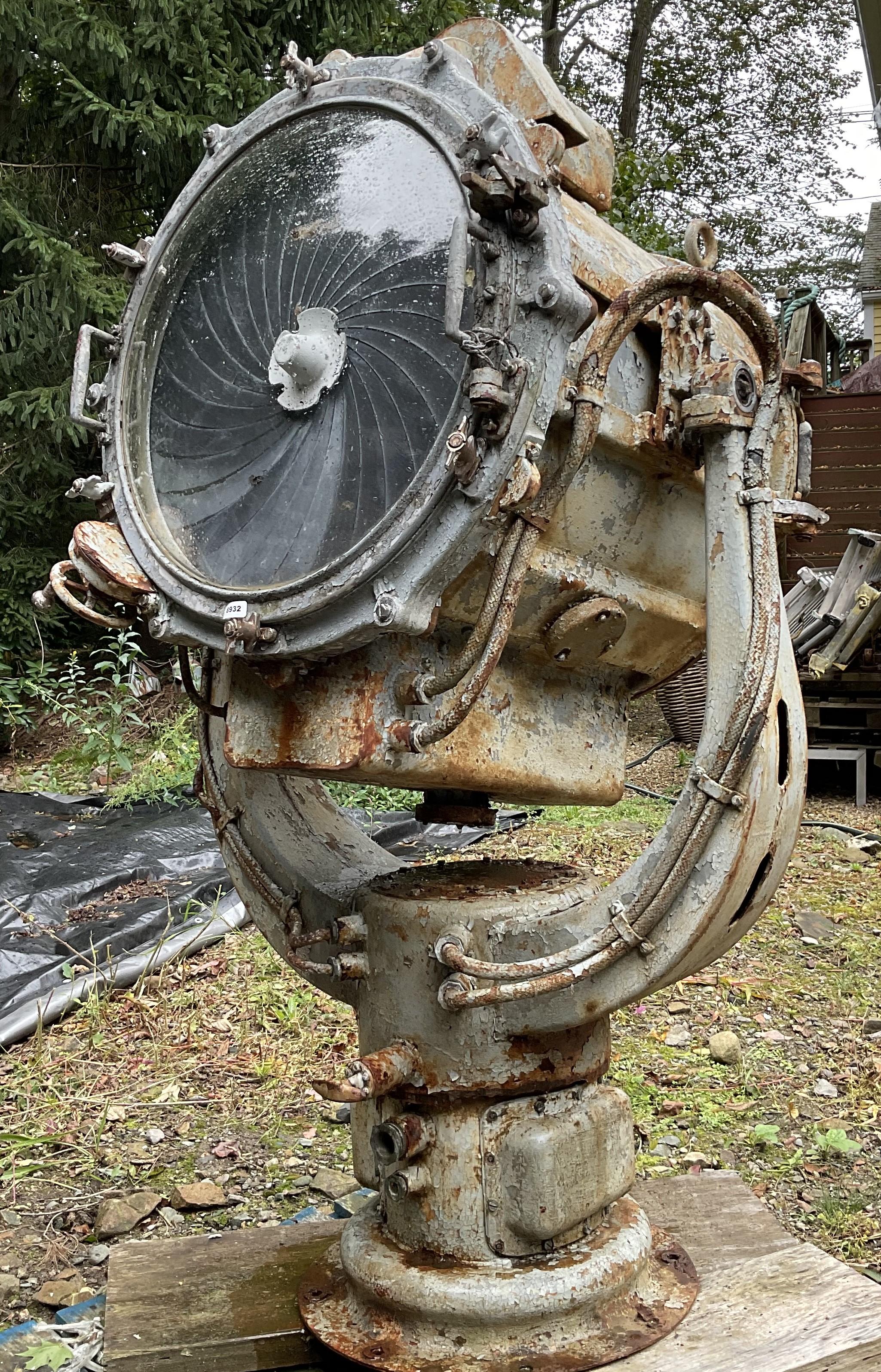 Projecteur de destroyer de la marine américaine, 6 pieds de haut Bon état - En vente à Norwell, MA