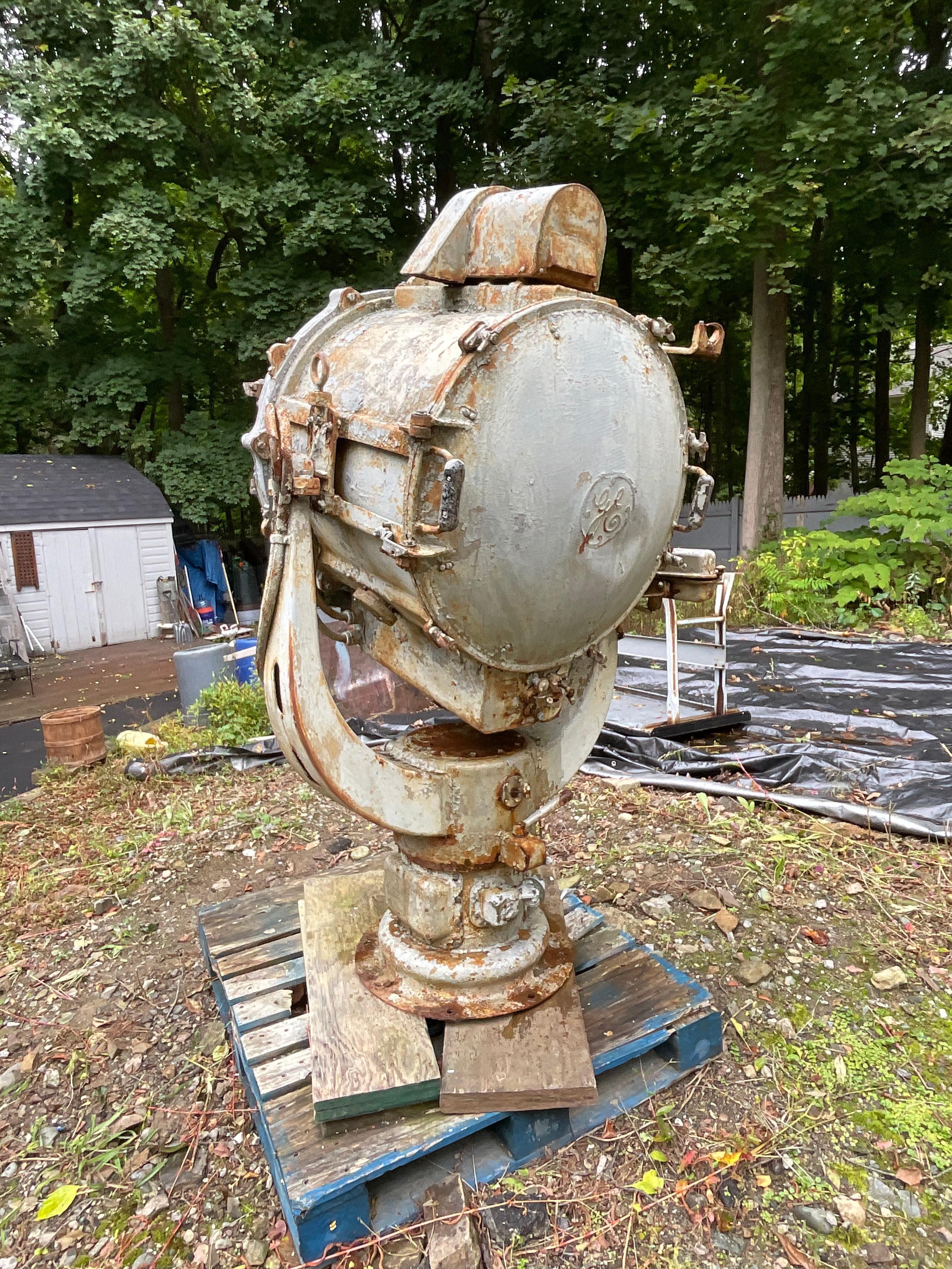 Projecteur de destroyer de la marine américaine, 6 pieds de haut en vente 1