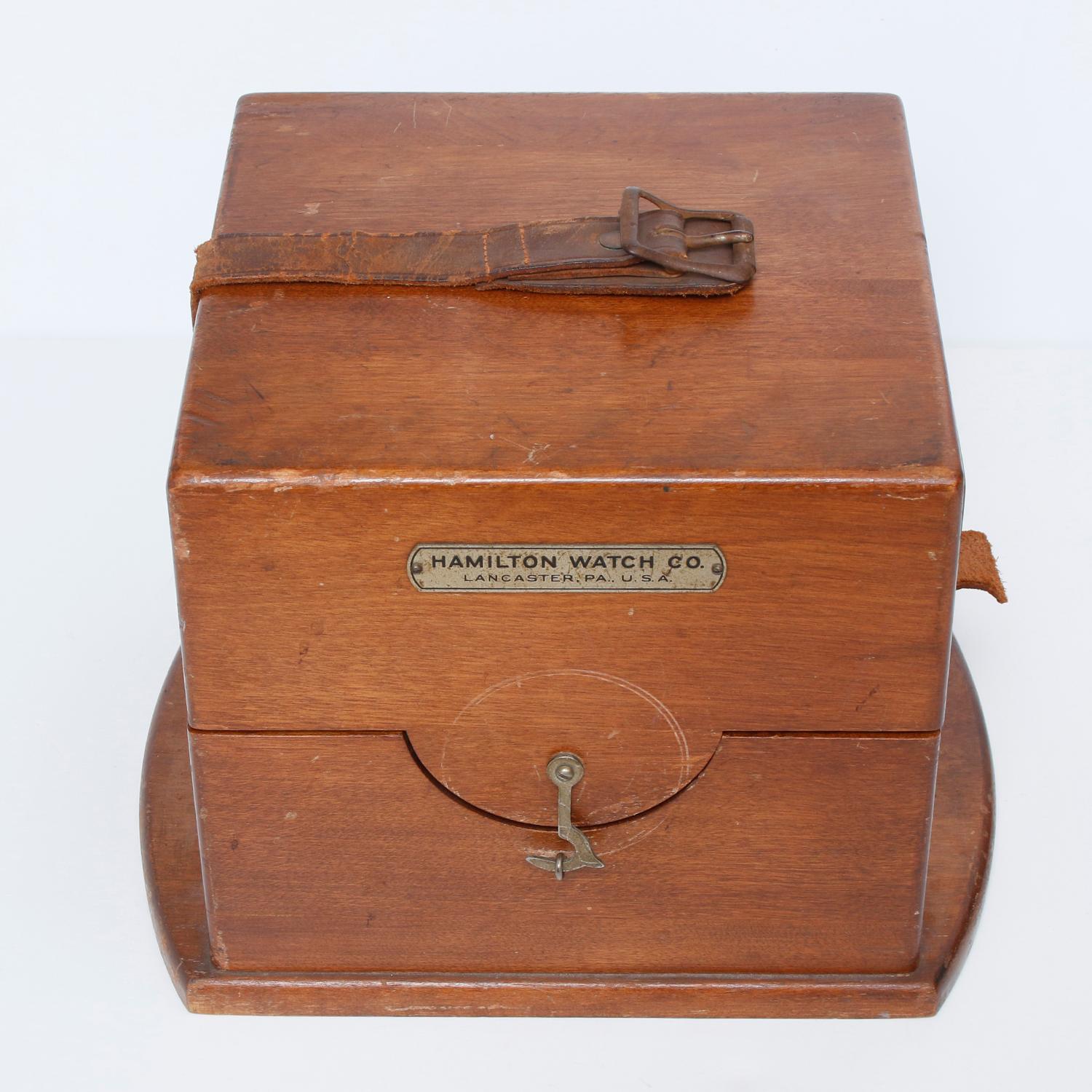 US Navy Mounted Hamilton Model 22 Bureau of  Ships Chronometer - Manual winding; Chronometer. Brass case with inscription in the back 