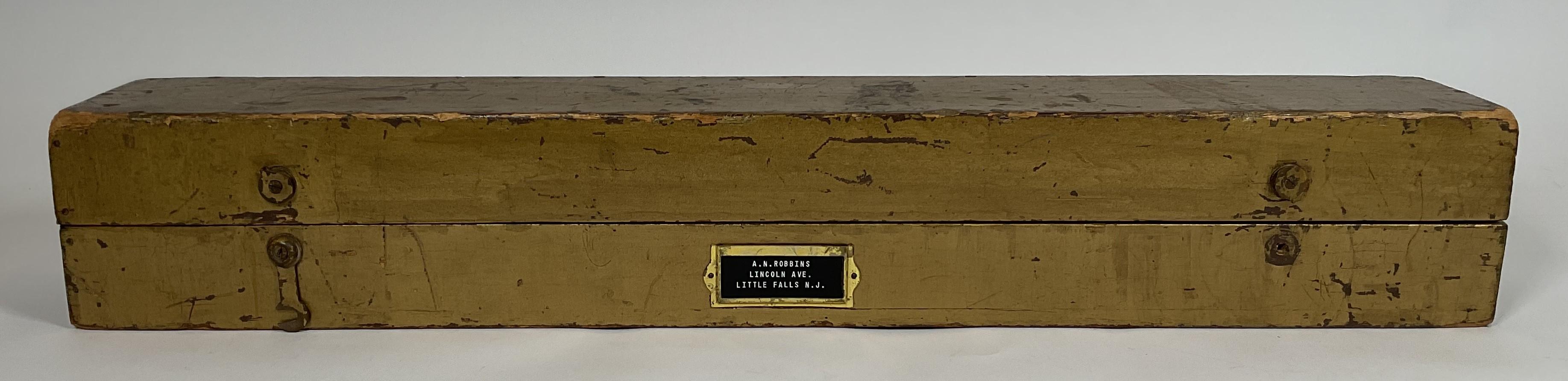 Télescope Quartermaster de très grande puissance. Avec une focale tournante orientée. Barillet recouvert de cuir. Aucun nom de fabricant n'est présent. Ancienne étiquette du propriétaire A.N. Robbins, Lincoln Ave, Little Falls, New Jersey. Présenté