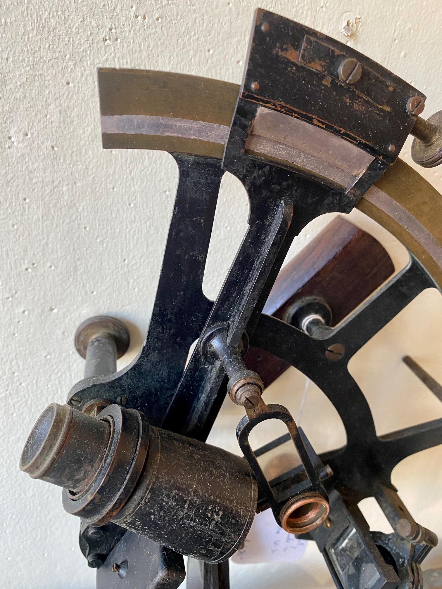 Quadrant ancien en acier et laiton, première moitié du 20ème siècle, fabriqué à Londres pour l'U.S. Navy, en très bon état avec lentilles, abat-jour et échelle. L'instrument de navigation essentiel du marin et une image emblématique de l'aspirant ou