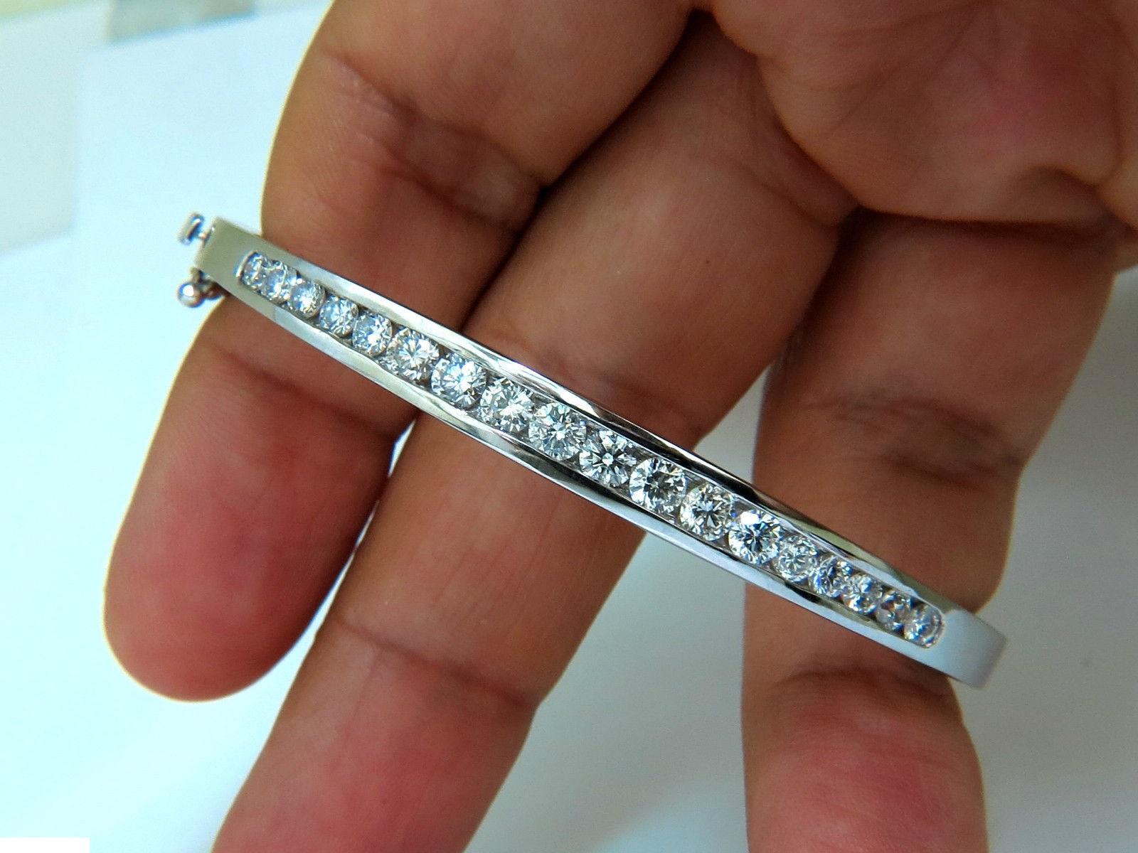 USA 2.60 Carat Diamond Bangle Bracelet F/VS 14 Karat Heavy Solid Button Locked For Sale 8