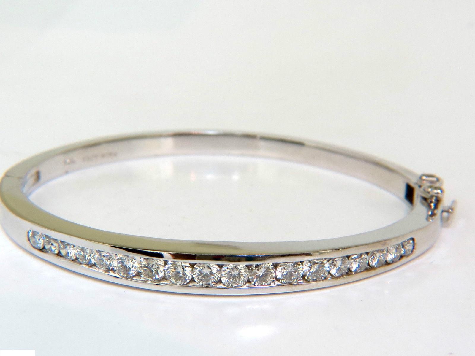 USA 2.60 Carat Diamond Bangle Bracelet F/VS 14 Karat Heavy Solid Button Locked For Sale 2