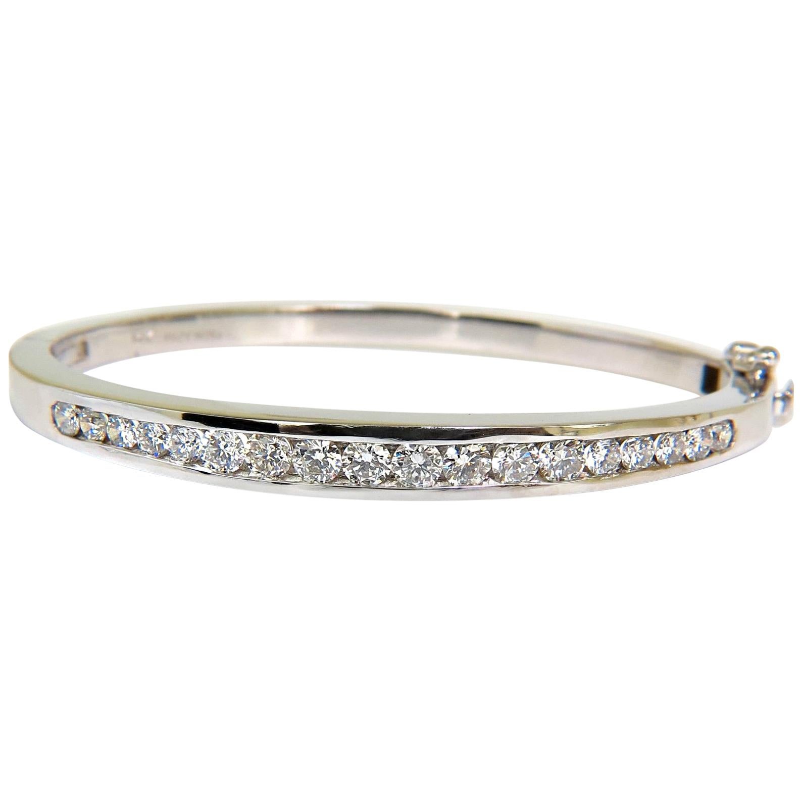 USA 2.60 Carat Diamond Bangle Bracelet F/VS 14 Karat Heavy Solid Button Locked For Sale