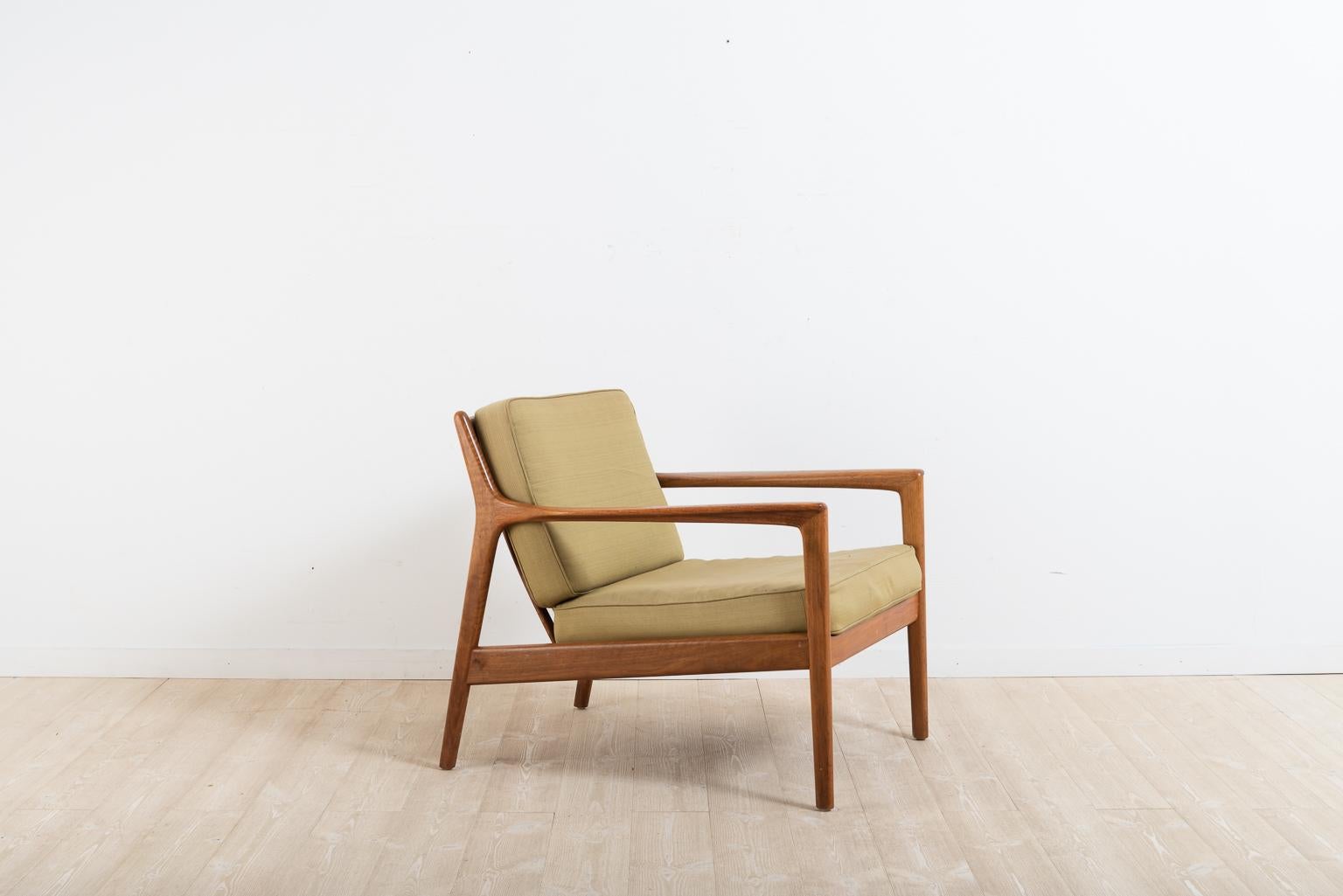 USA-75 armchair designed by Folke Ohlsson for DUX. The frame is manufactured from solid teak and the wood is healthy. The cushions are the original along with the original fabric and padding. We offer to renovate the cushions for the cost of 250 EUR