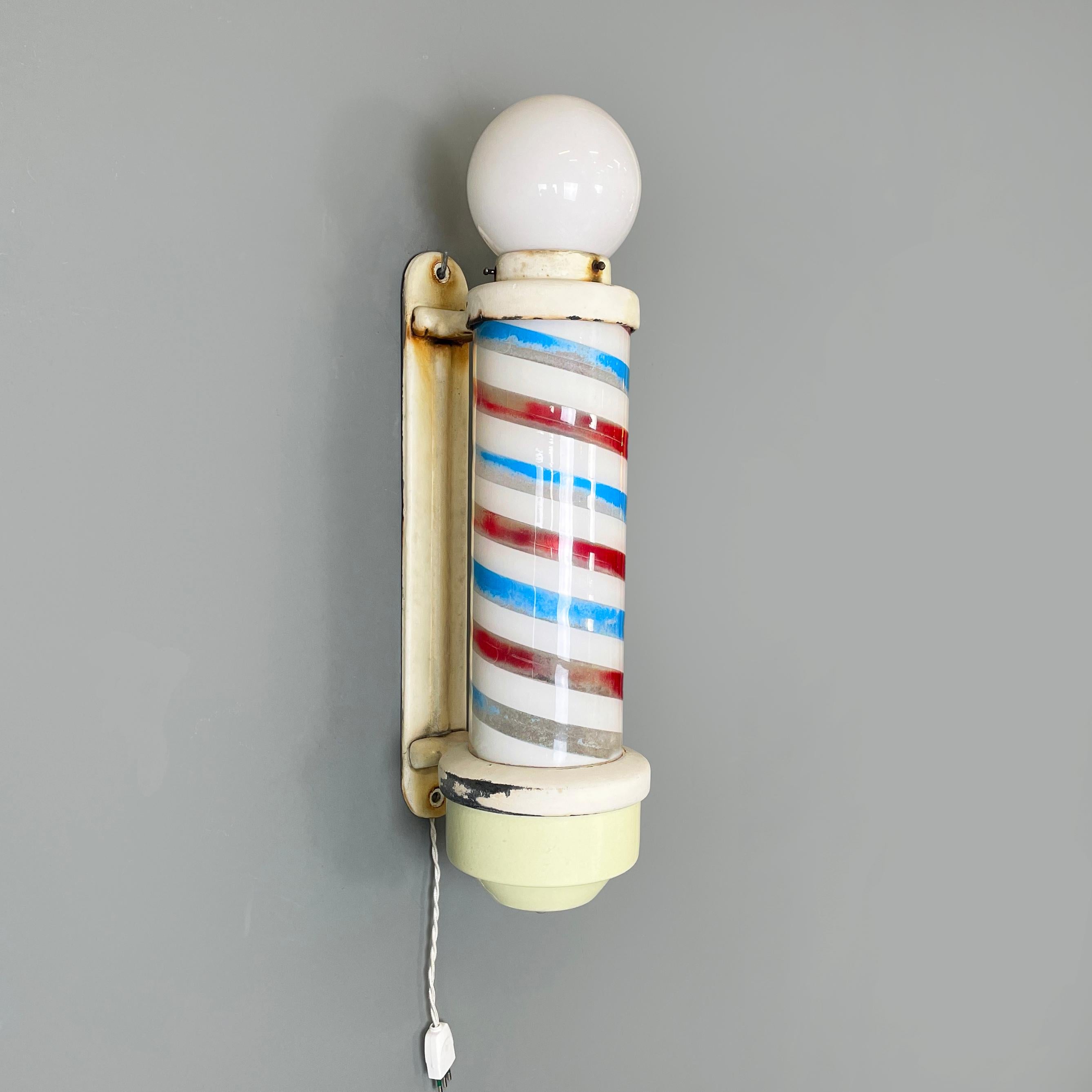 USA Mitte des Jahrhunderts Beleuchteter Frisörstab aus Kunststoff, Metall und Opalglas, 1950er Jahre
Beleuchtetes Friseur-Wandschild mit rundem Sockel, auch bekannt als Barber Pole. Im oberen Teil befindet sich eine Opalglaskugel mit Licht. Der