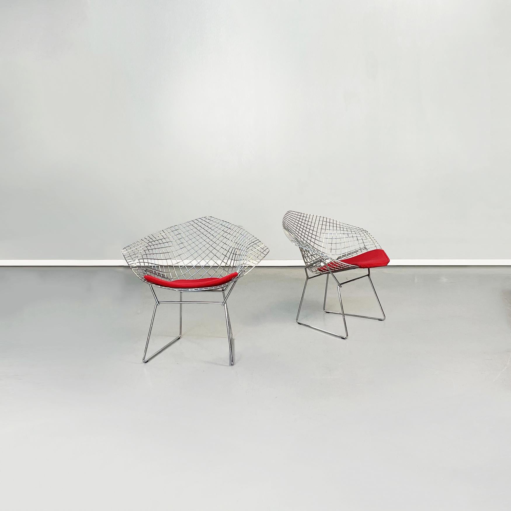 USA mid-century Red cushion and steel Diamond armchairs by Bertoia for Knoll, 1970s.
Set of four Diamond armchairs with structure in welded steel rods with polished chrome plating. The red cushion attaches directly to the frame with hidden