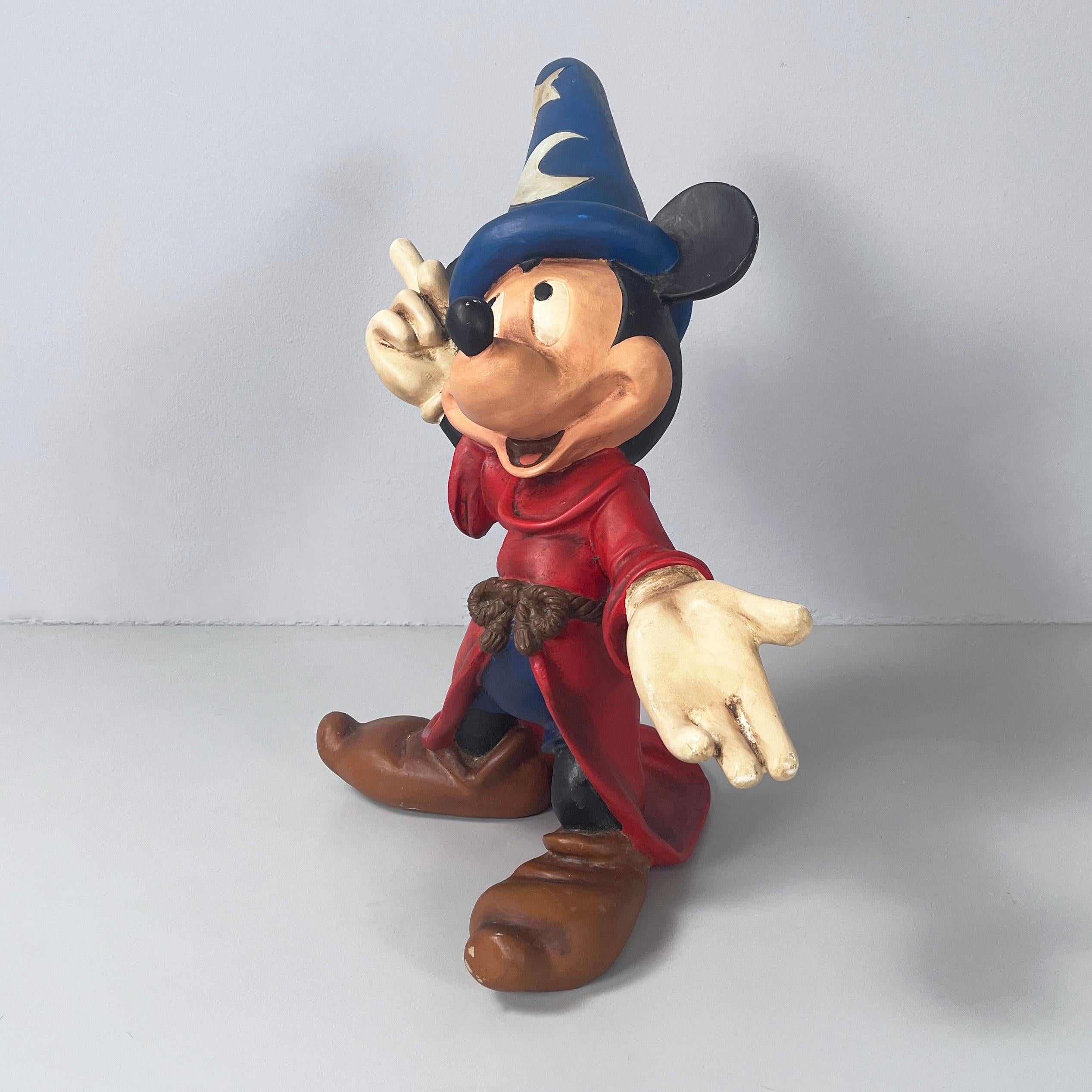 Scultura di Topolino di Stefan Toth per Walt Disney, anni '50, Usa, metà del secolo scorso
Iconica scultura vintage dell'apprendista stregone di Topolino, tratta dall'iconico film Fantasia. Il personaggio, vestito con un mantello rosso, un cappello