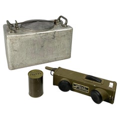 Set militare USA con contenitore in metallo per radio ricetrasmittente Can, 1950-1990