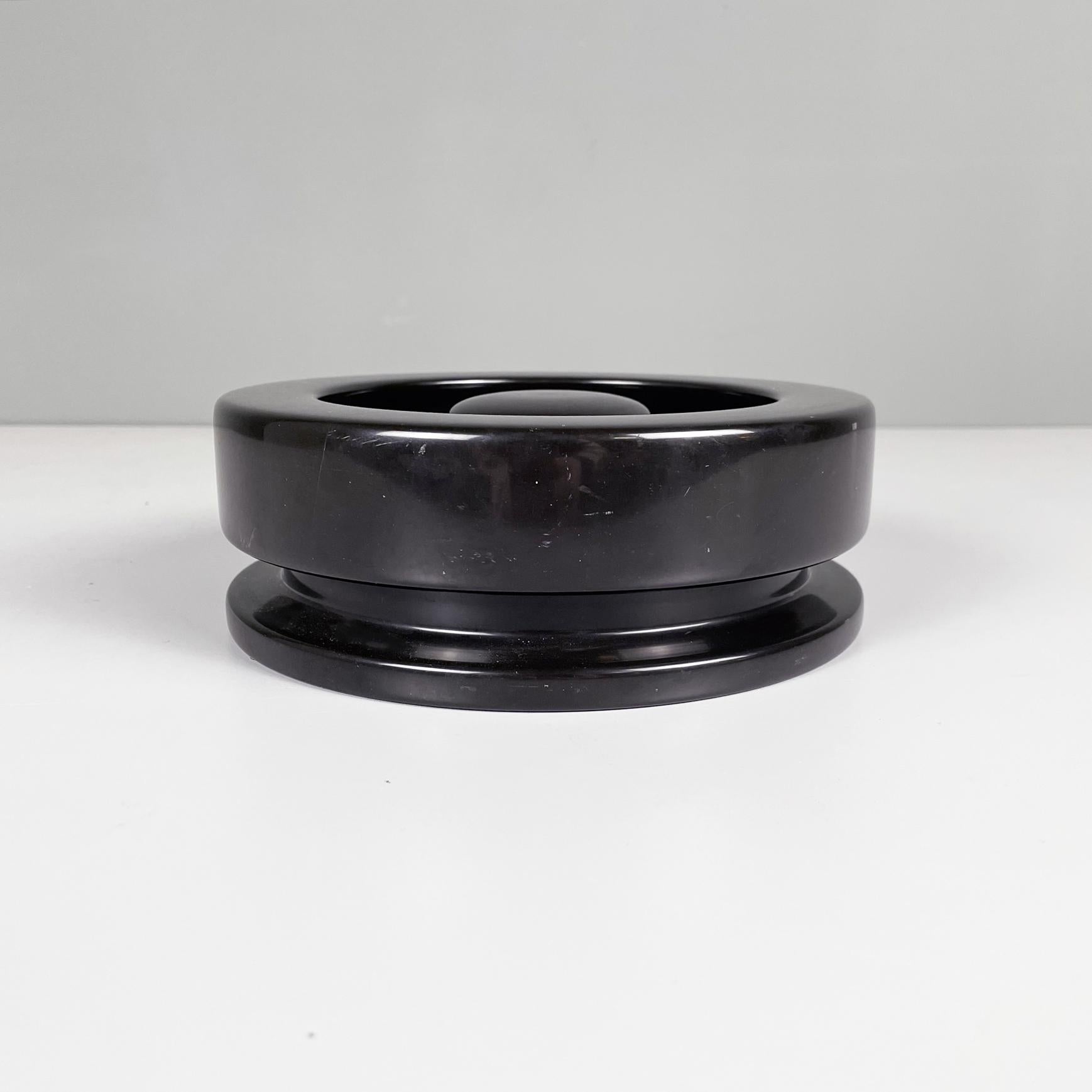 United States of America modern Black marble Ashtray mod. 8532 by Angelo Mangiarotti for Knoll, 1970s.
Iconic Ashtray mod. 8532 with round base in black marble. The plate has a rise in the central area and a thick profile.
Produced by Knoll in