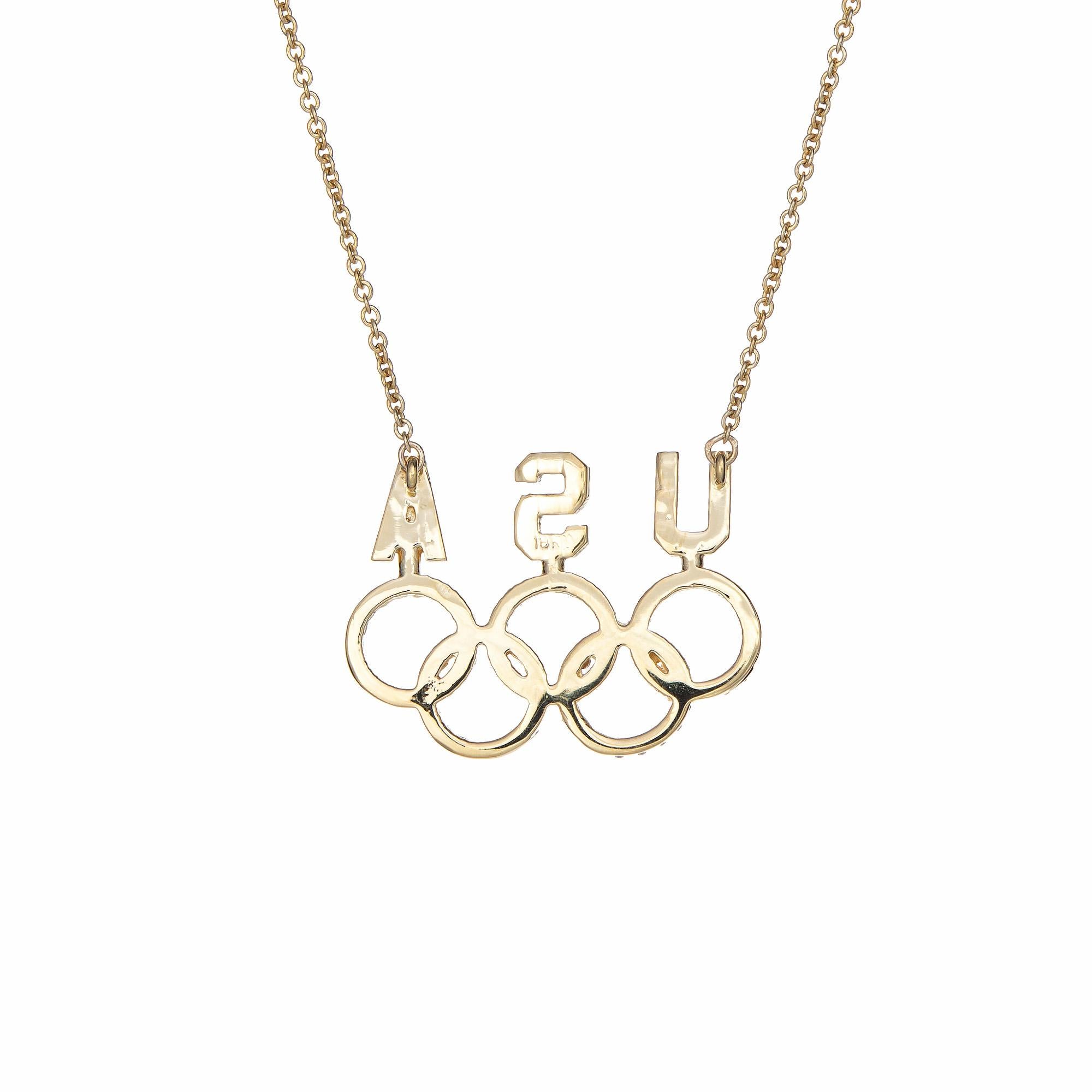 Collier USA élégant et finement détaillé avec des diamants sertis dans les anneaux olympiques. Le pendentif est en or jaune 18k et la chaîne est en or jaune 14k.  

Le total des diamants est estimé à 0,60 carats (couleur G-H et pureté VS2-SI2). 

Le