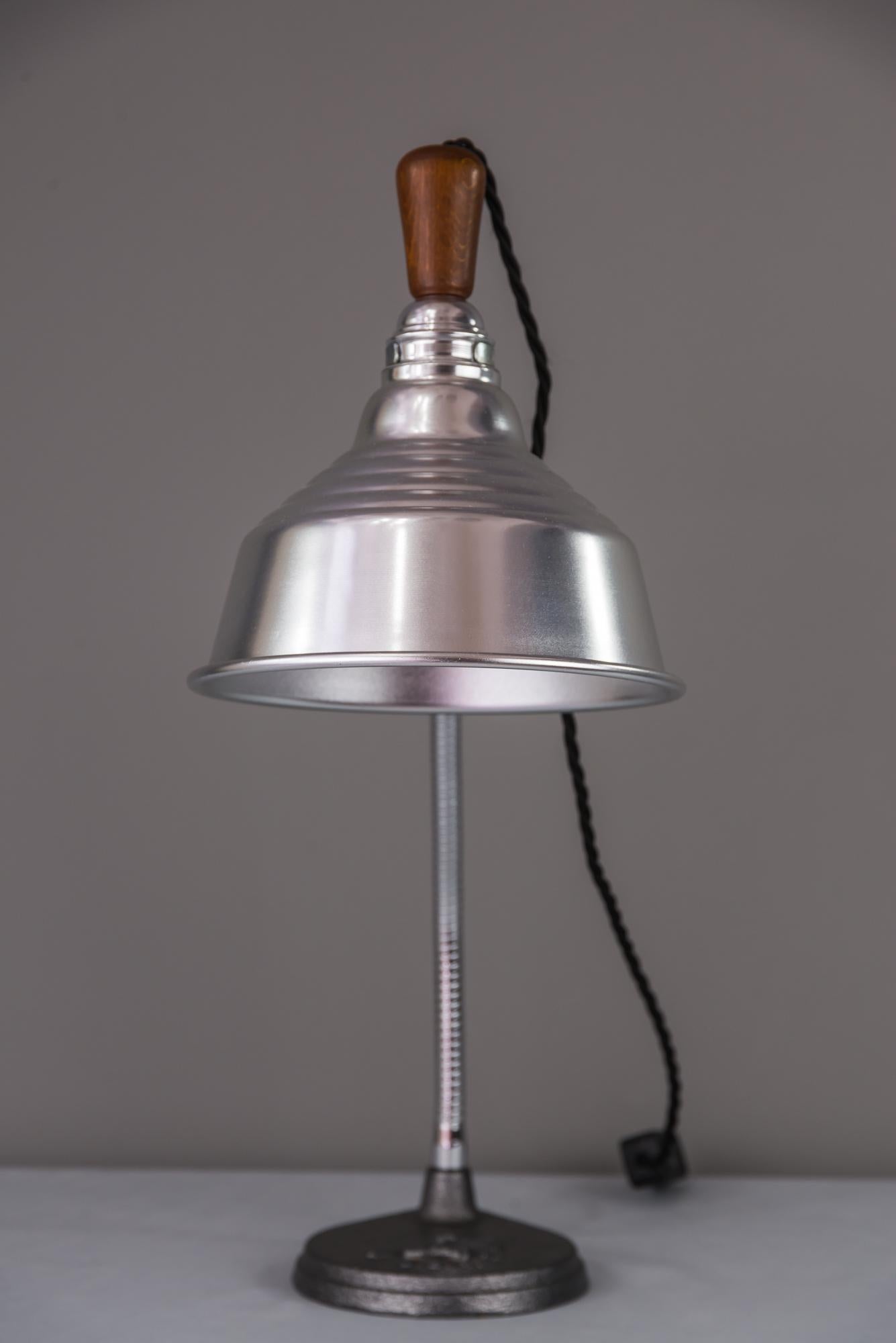 USA Tischlampe, ca. 1940er Jahre (Aluminium) im Angebot