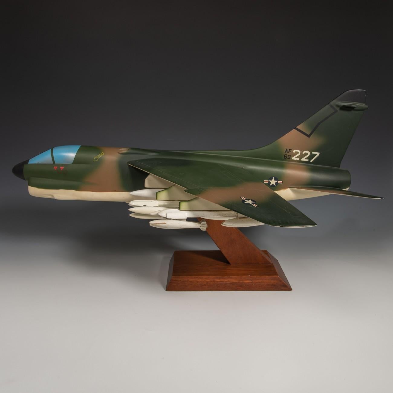 Exceptionnelle maquette militaire en aluminium peint et bois de l'avion de chasse LTV ( Ling-Temco-Vought) A-7 Corsair II. En livrée camouflage de l'armée de l'air américaine. Réalisé par un célèbre maquettiste néerlandais, Maarten Matthijs Verkuyl,