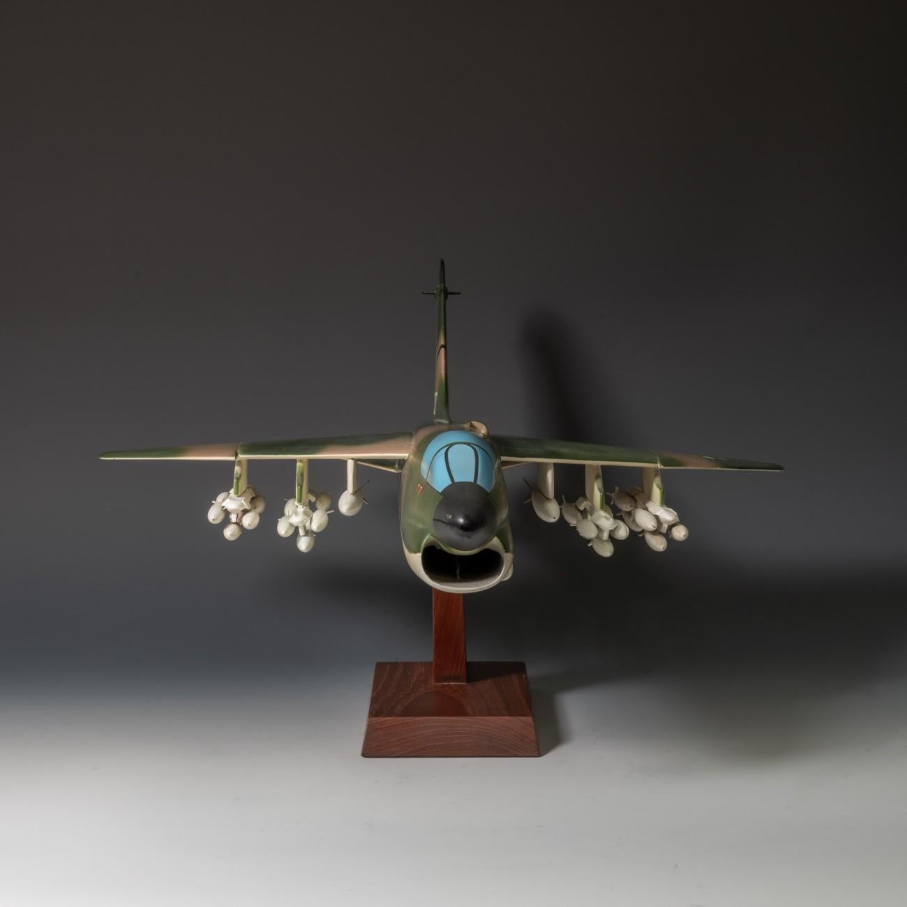 Néerlandais Modèle réduit d'avion de chasse Corsair II de la USAF LTV A-7 en vente