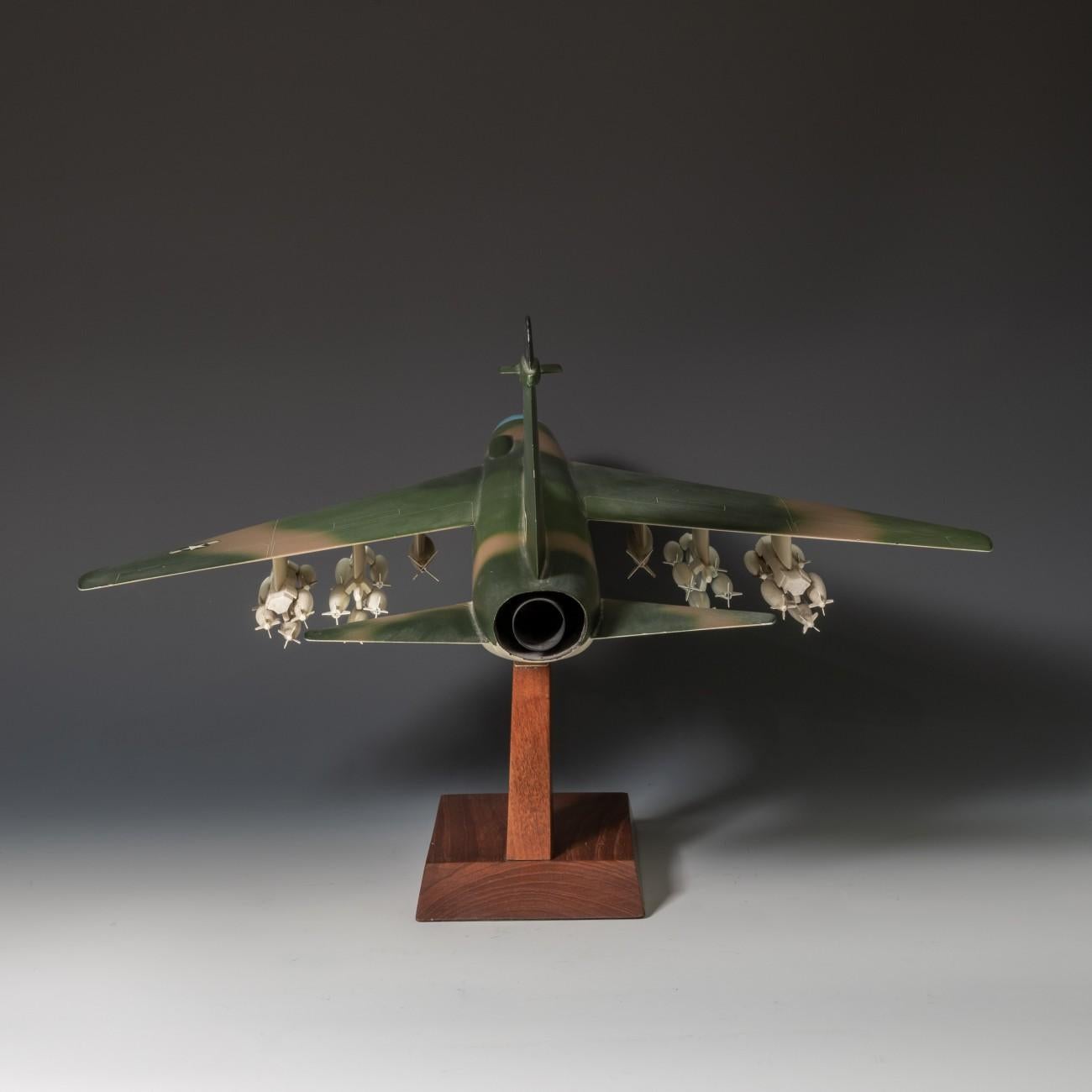 Fin du 20e siècle Modèle réduit d'avion de chasse Corsair II de la USAF LTV A-7 en vente