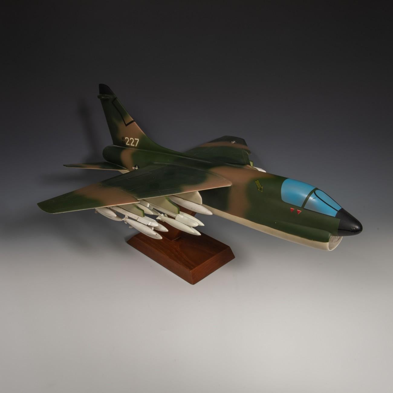 Aluminium Modèle réduit d'avion de chasse Corsair II de la USAF LTV A-7 en vente