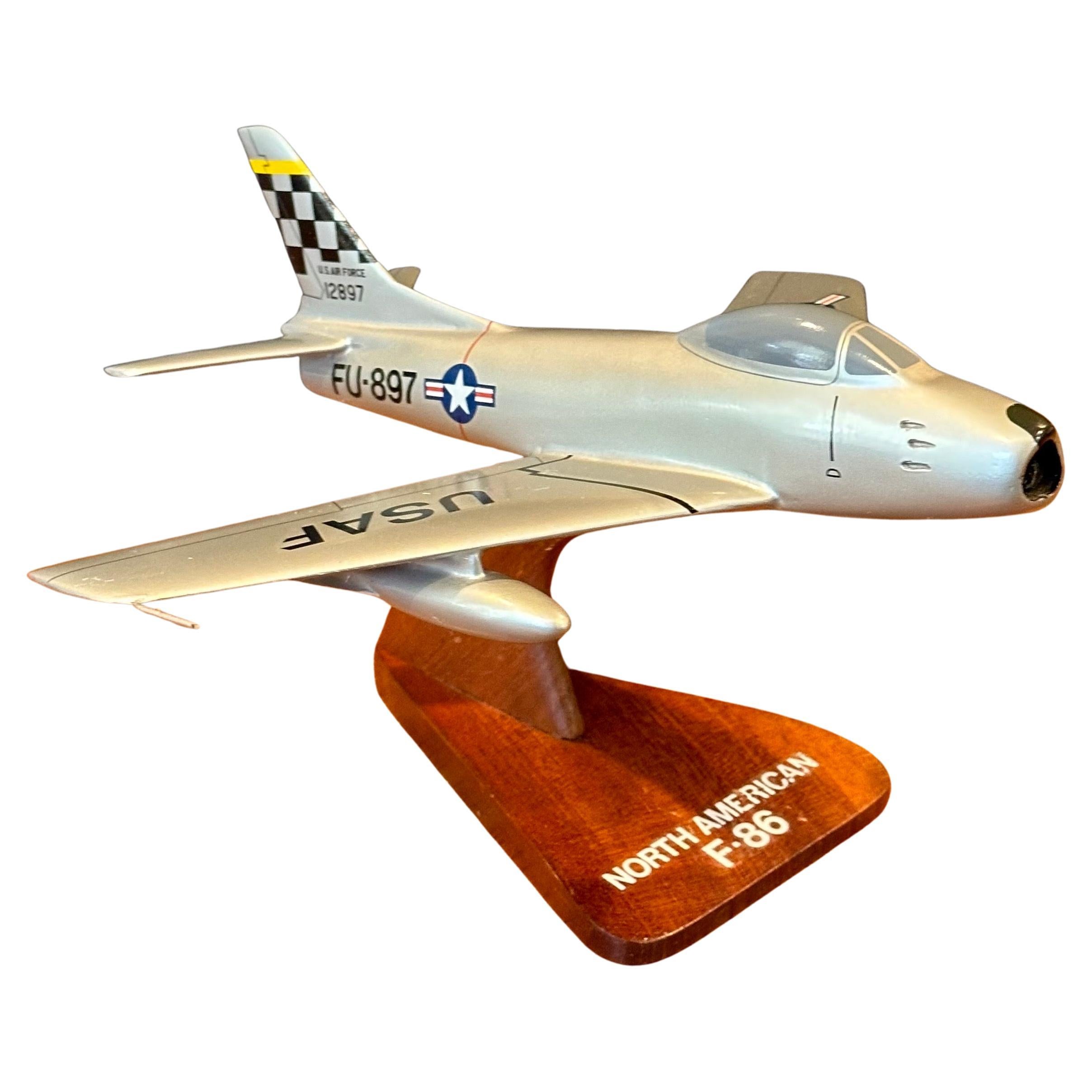 Une U.S.A.F. très cool. Modèle de bureau en bois massif de North American Aviation F-86 sabre bomber / avion par Toys and Models Corporation, vers les années 1980. L'avion est en très bon état et est fabriqué avec une qualité supérieure et construit