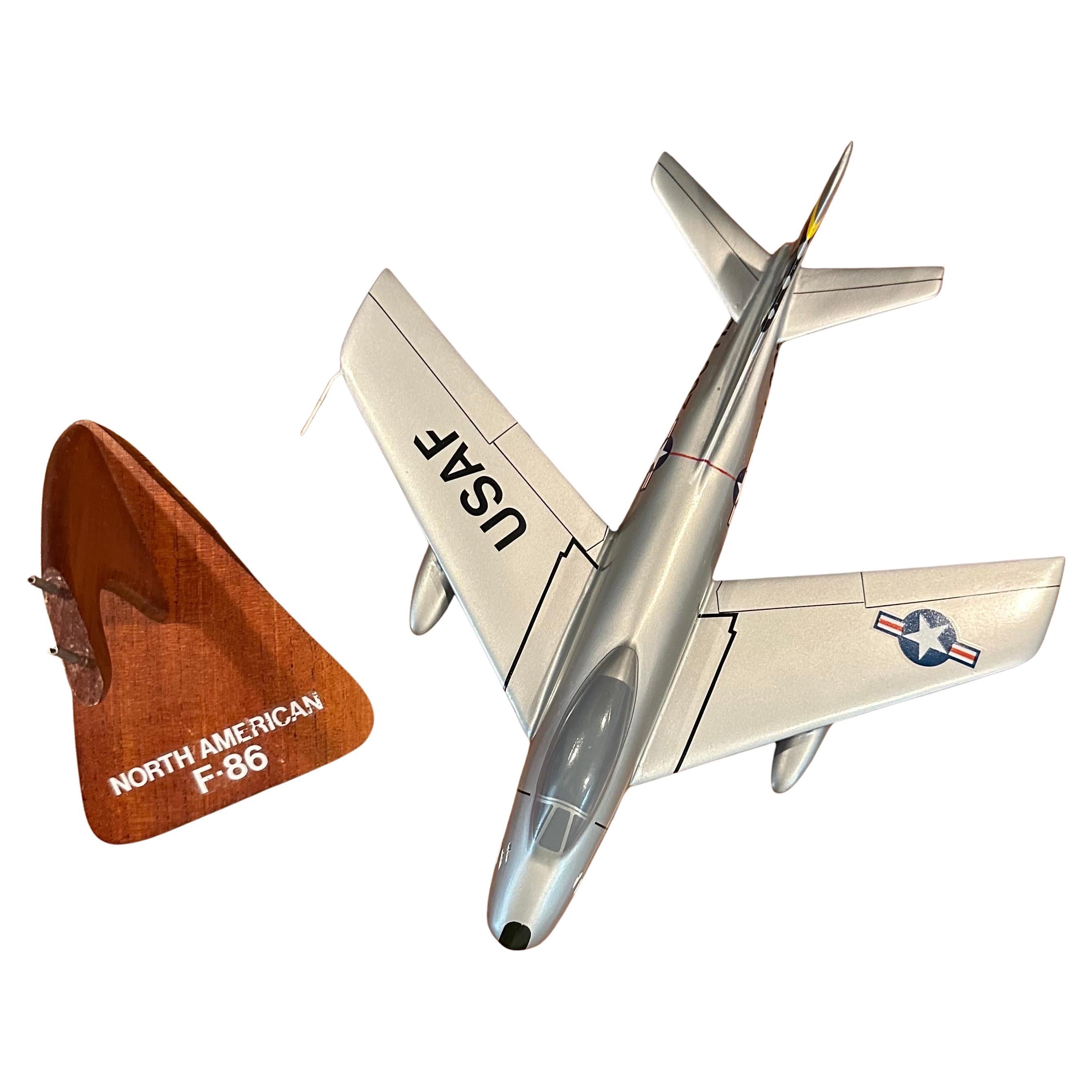 U.S.A.F. Bomber / avion / entrepreneur de bureau nord-américain F-86 Bon état - En vente à San Diego, CA