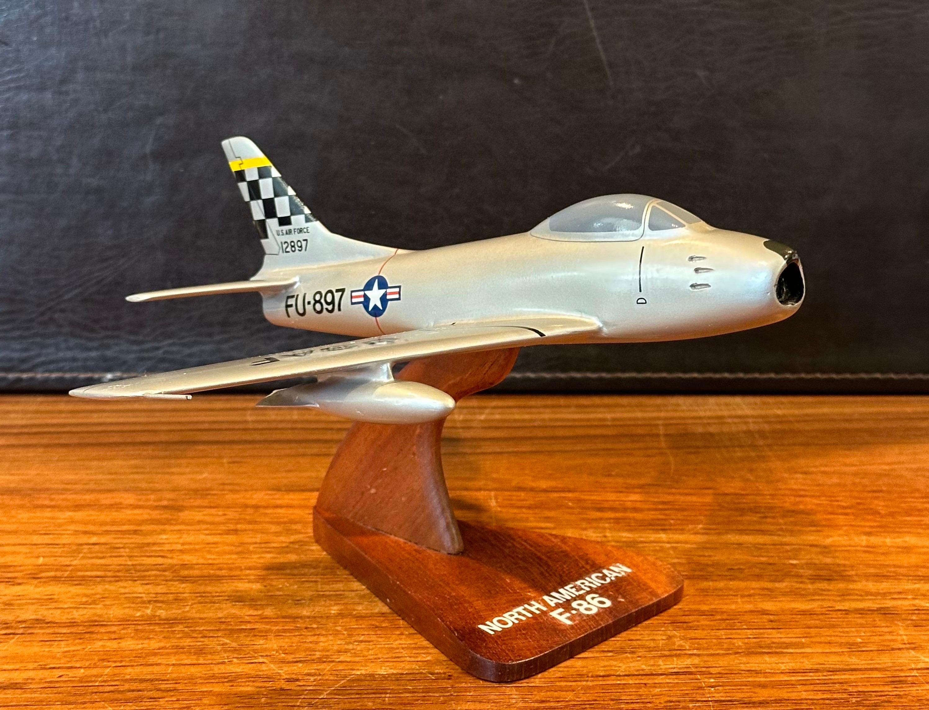 20ième siècle U.S.A.F. Bomber / avion / entrepreneur de bureau nord-américain F-86 en vente