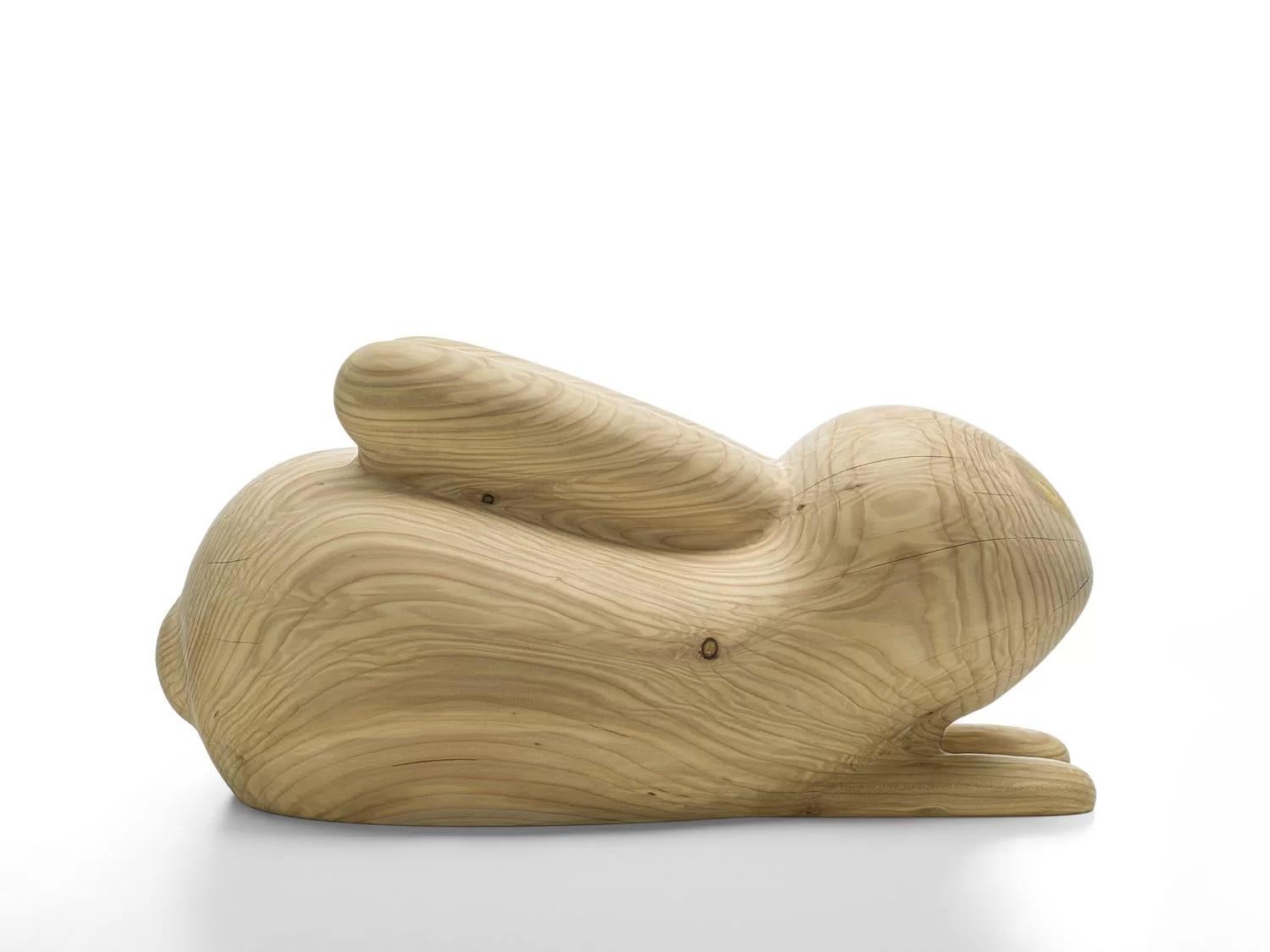 Usako es un accesorio de mobiliario fabricado con madera maciza de cedro perfumado libanés, tallada con maestría a partir de un único bloque. Su diseño escultural está inspirado en un adorable conejo. Disponible en tres tamaños: grande, mediano y