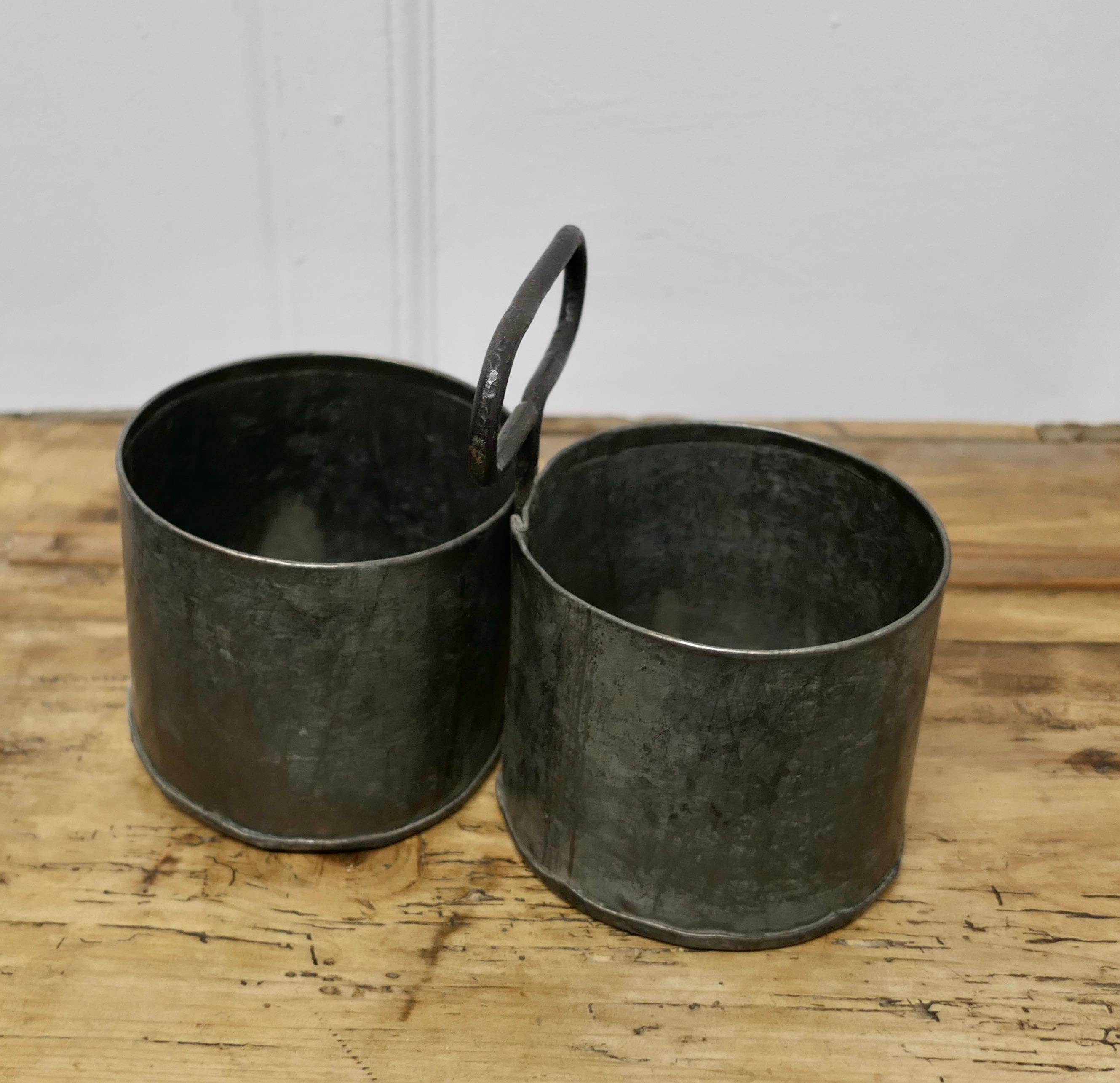 Metà XX secolo Utile portabottiglie doppio rustico francese, Coaster  Un piccolo grande pezzo in vendita