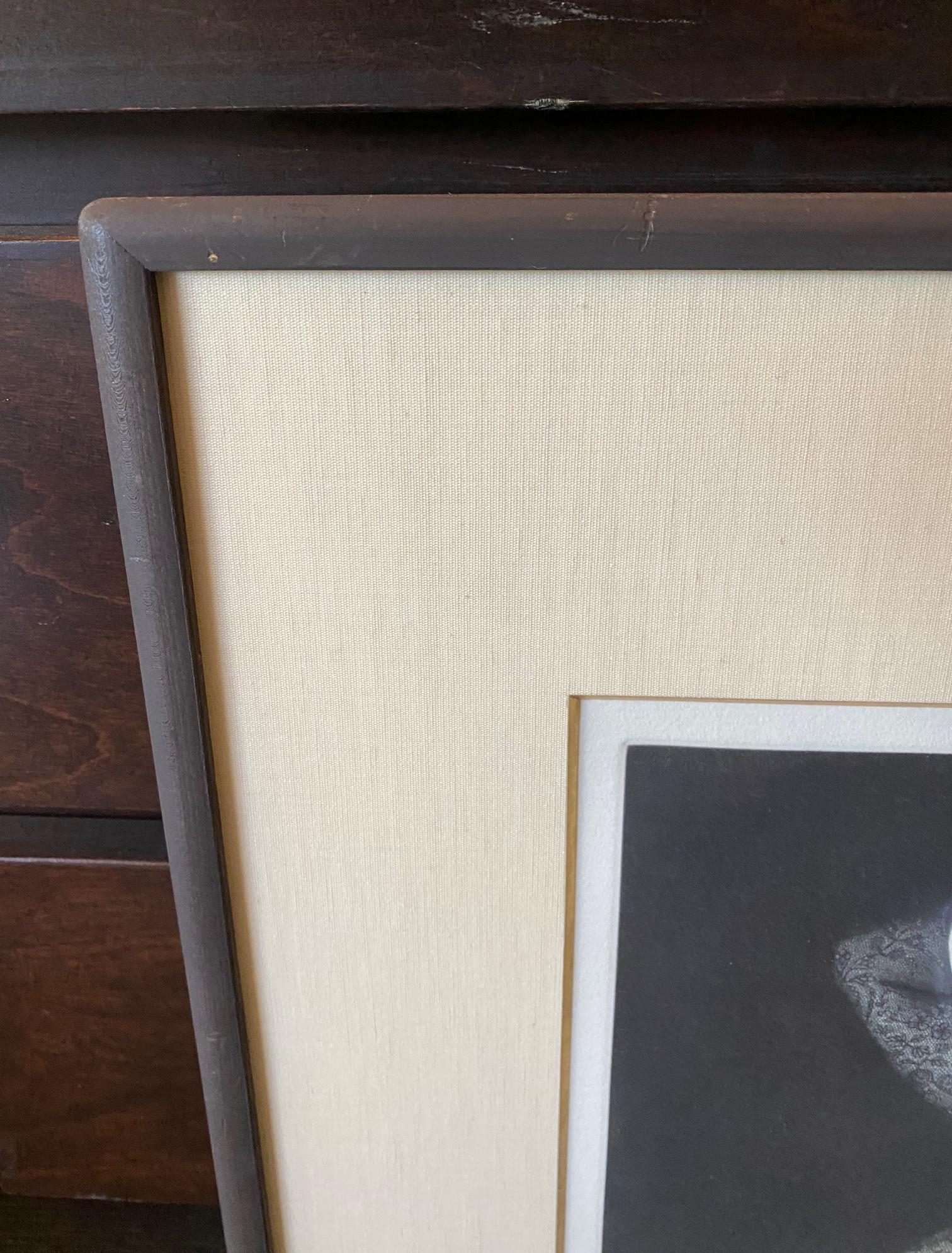 Impression japonaise Mezzotint signée Ushio Takahashi représentant une belle femme « Reflecting » en vente 4