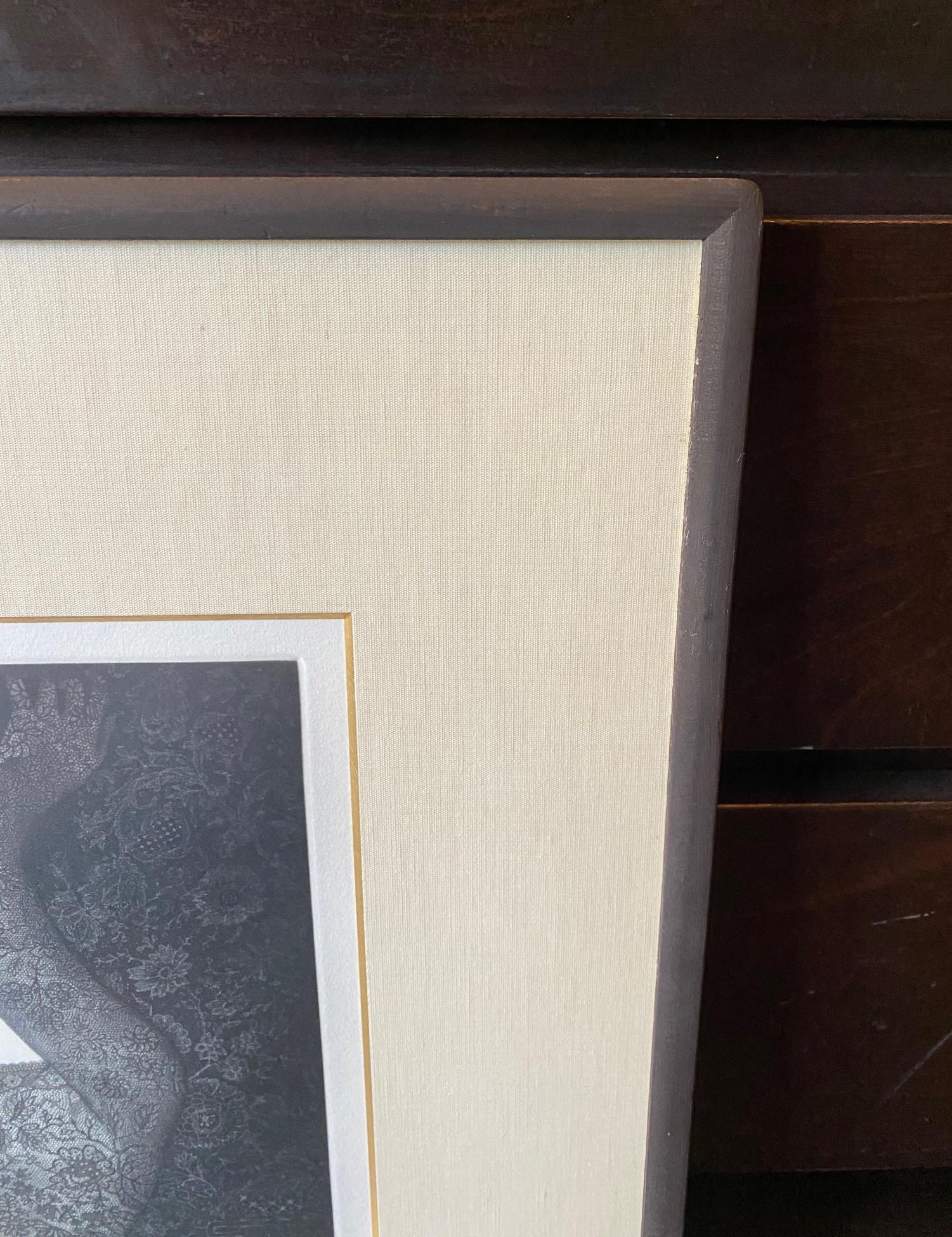 Impression japonaise Mezzotint signée Ushio Takahashi représentant une belle femme « Reflecting » en vente 1