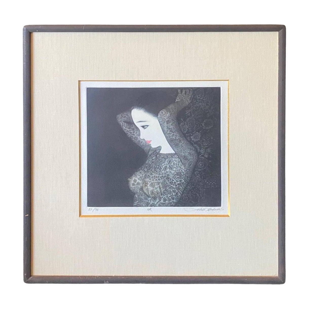 Impression japonaise Mezzotint signée Ushio Takahashi représentant une belle femme « Reflecting »