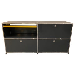 USM Anthrazit-Credenza der Schweizer Architekten Fritz Haller und Paul Schaerer