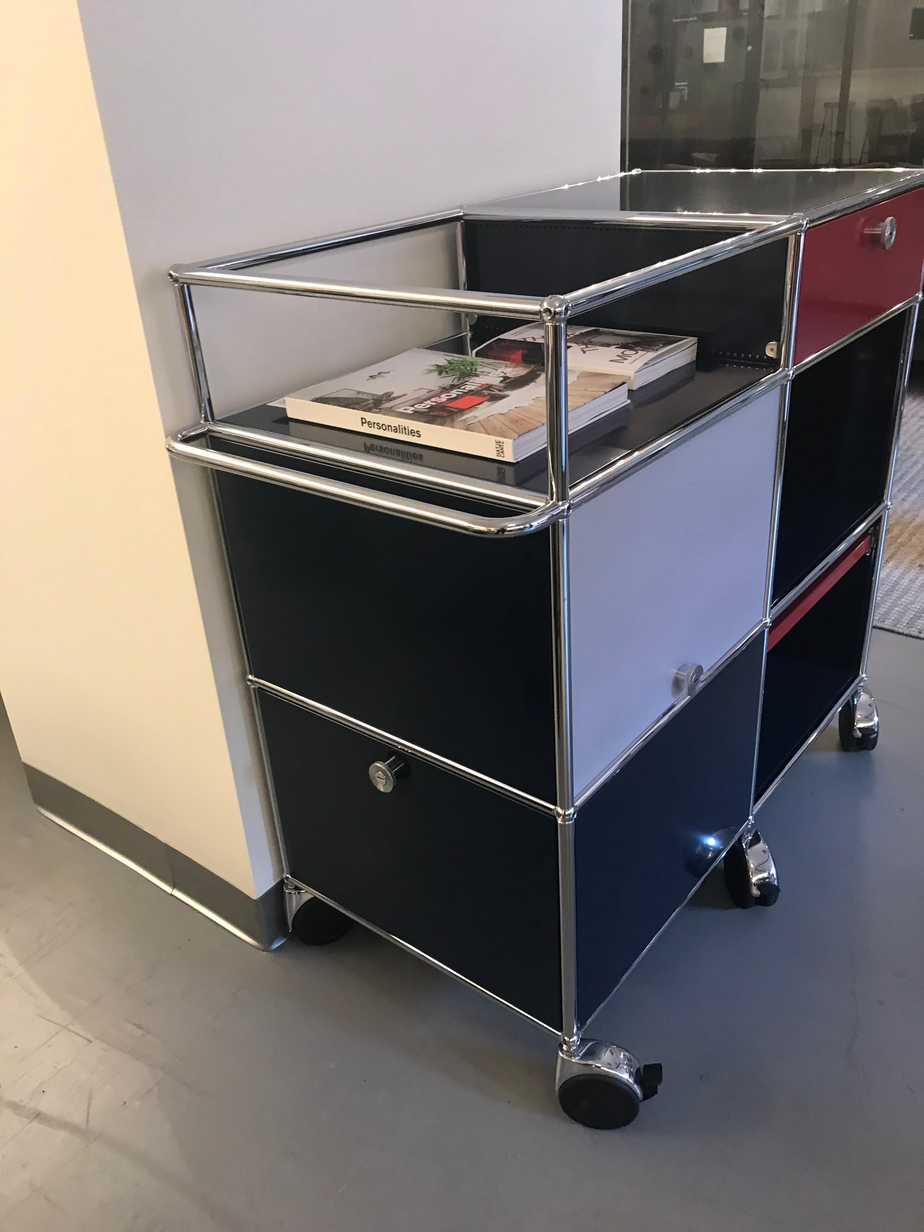 Bar cart mix it
Metal Usm Haller: Steel blue
Metal Usm Haller: Ruby red
Metal Usm Haller: Matte silver.