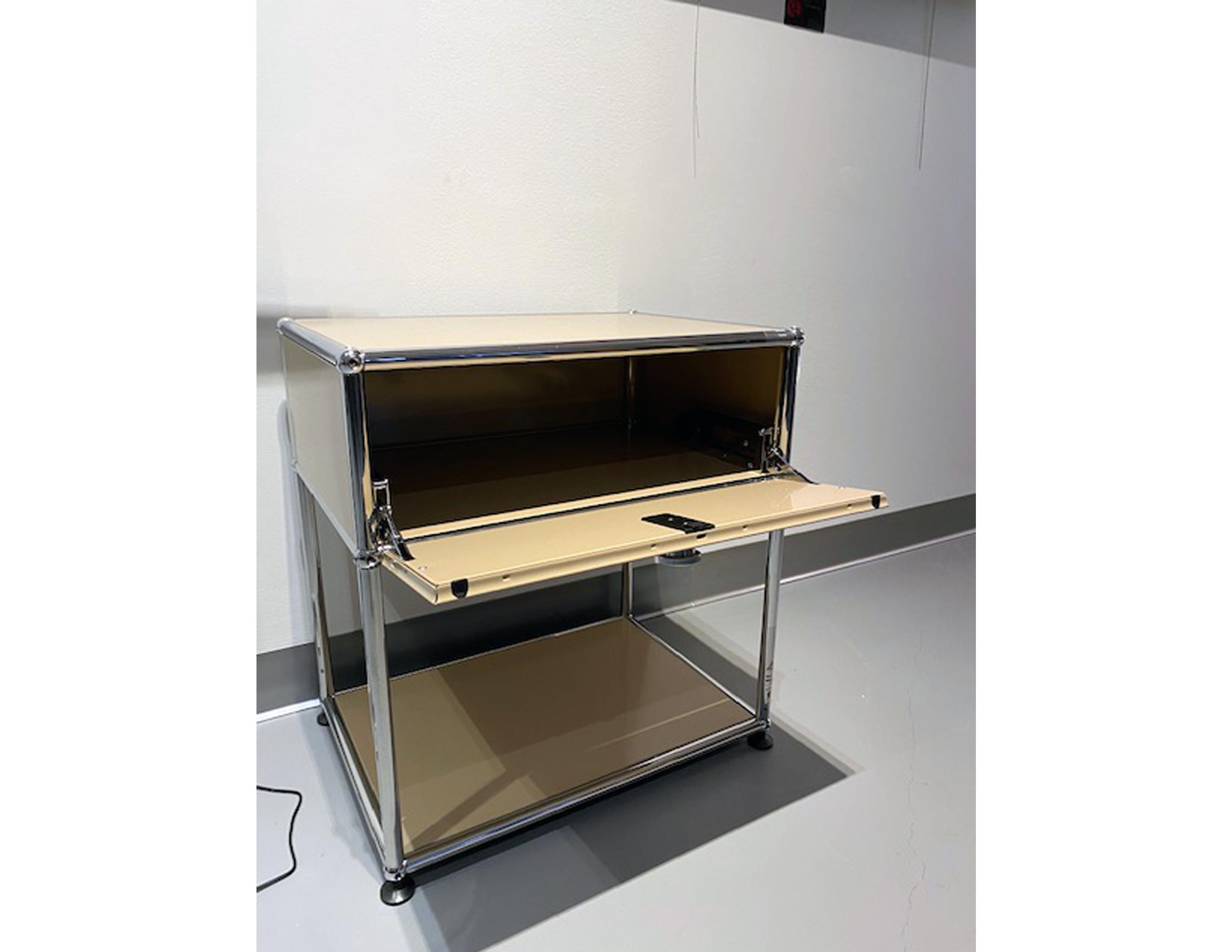 USM Haller Nightstand In Excellent Condition In New York, NY
