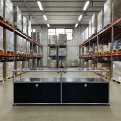 USM Haller 2x2 Medienkonsole 22", Graphitschwarz, zwei Türen mit Soft-Close-Funktion
