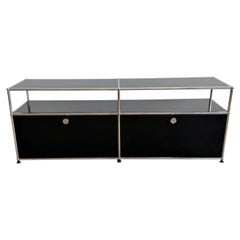 USM Haller 2x2 Medienkonsole 22", Graphitschwarz, zwei Türen mit Soft-Close-Funktion