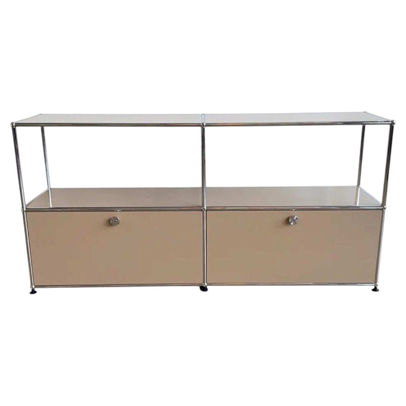 Mueble multimedia USM Haller 2x2, color beige, parte superior abierta + 2 puertas con cierre suave en venta