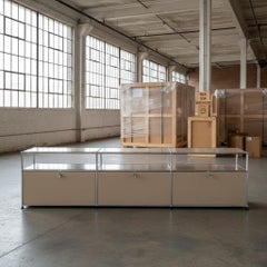 Mueble multimedia USM Haller 3x2 bajo, color beige, tres puertas con cierre suave, de los años 60