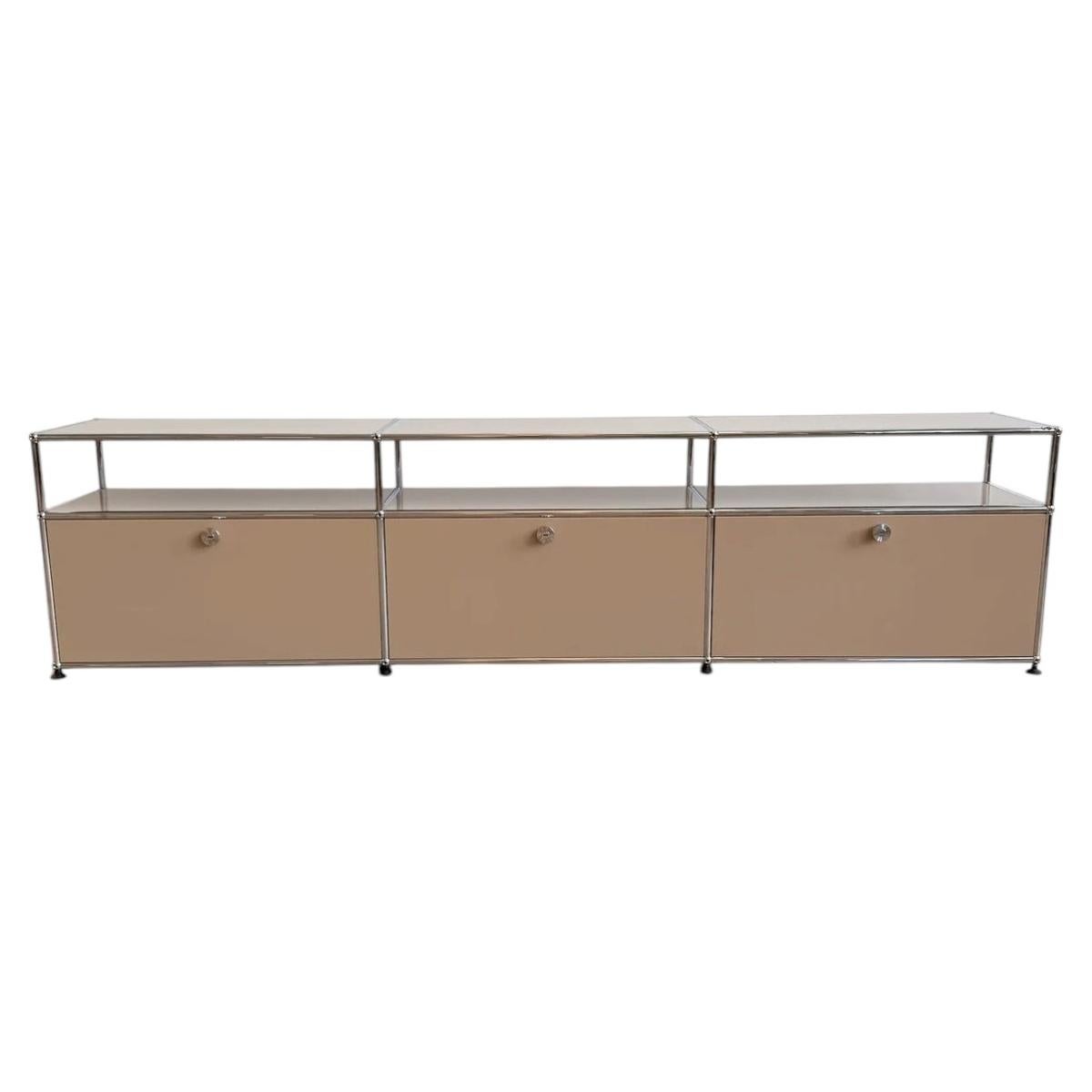 Mueble multimedia USM Haller 3x2 bajo, color beige, tres puertas con cierre suave, de los años 60 en venta