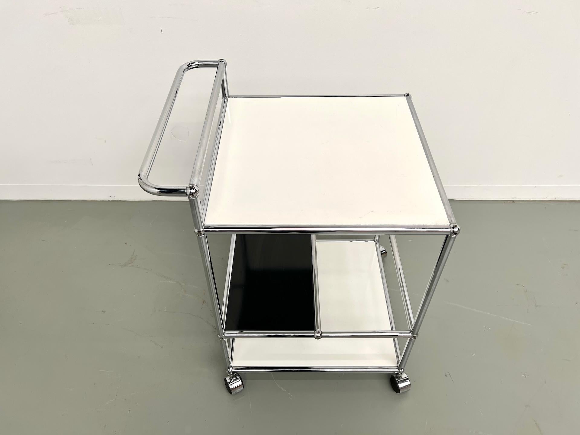 USM Haller bar cart, produced in the 1980s. In Good Condition For Sale In LYON, FR
