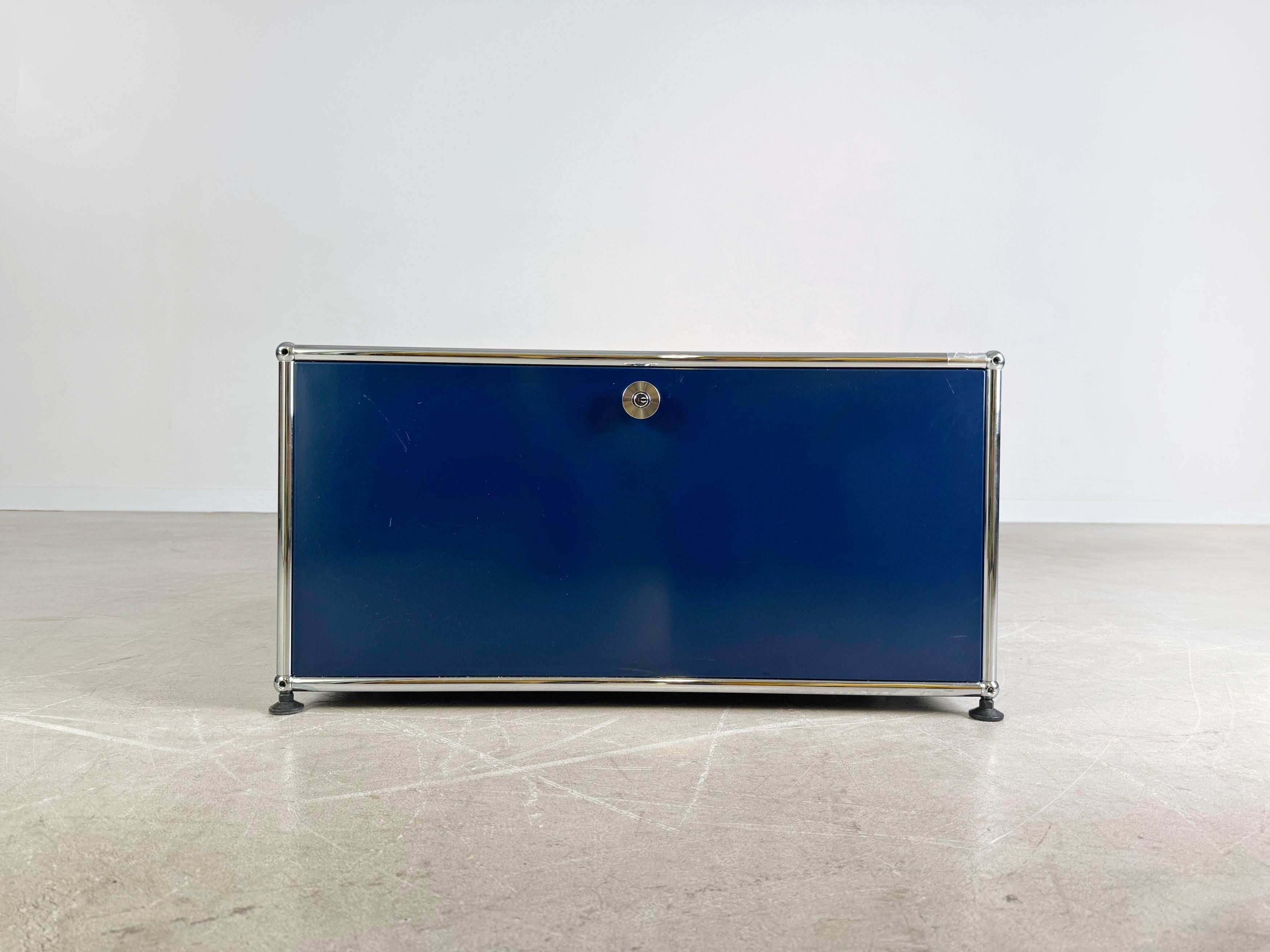 Ti offriamo un fantastico divano/beistelltisch di Usm Haller in colorazione blu scuro. Das Möbel verfügt über drei fest verschlossene Seiten und eine Klein an der vierten Seite, womit es sich flexibel als Beistelltisch oder auch als kleines