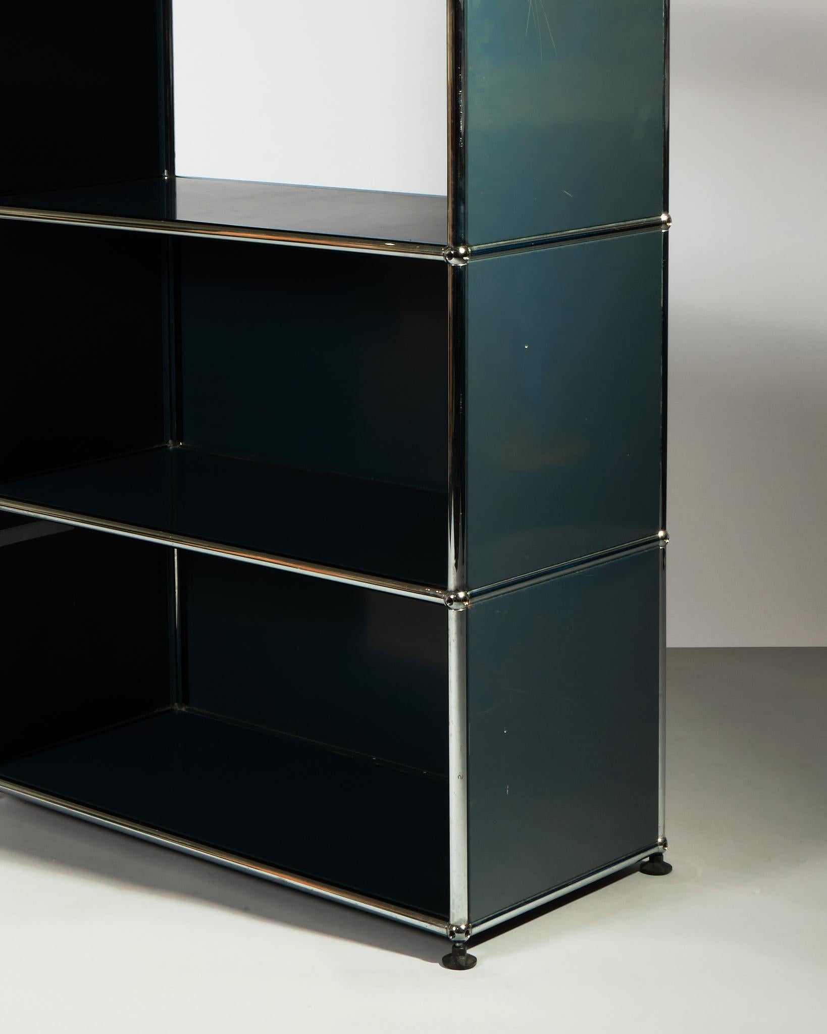 Armario USM Haller, Acero cromado, Alemania, c.1980s

Un armario USM Haller elegante y versátil de los años 80, fabricado en acero cromado con la construcción modular característica de la marca. Diseñada y fabricada en Suiza y Alemania, la pieza