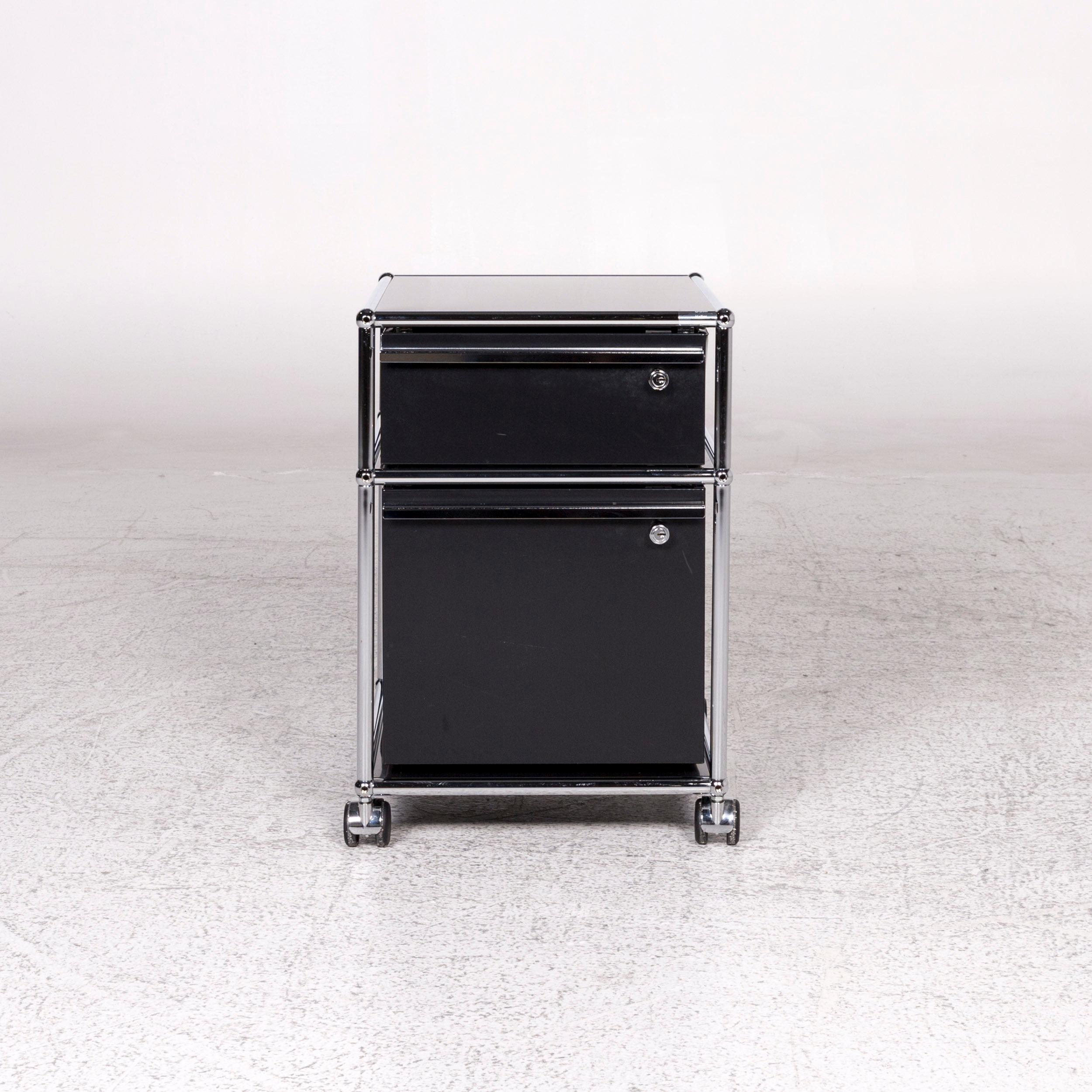 We bring to you an USM haller chrome roll container black sideboard office.

 Product measurements in centimeters:
 
 Depth: 56
 Width: 43
 Height: 61.






 