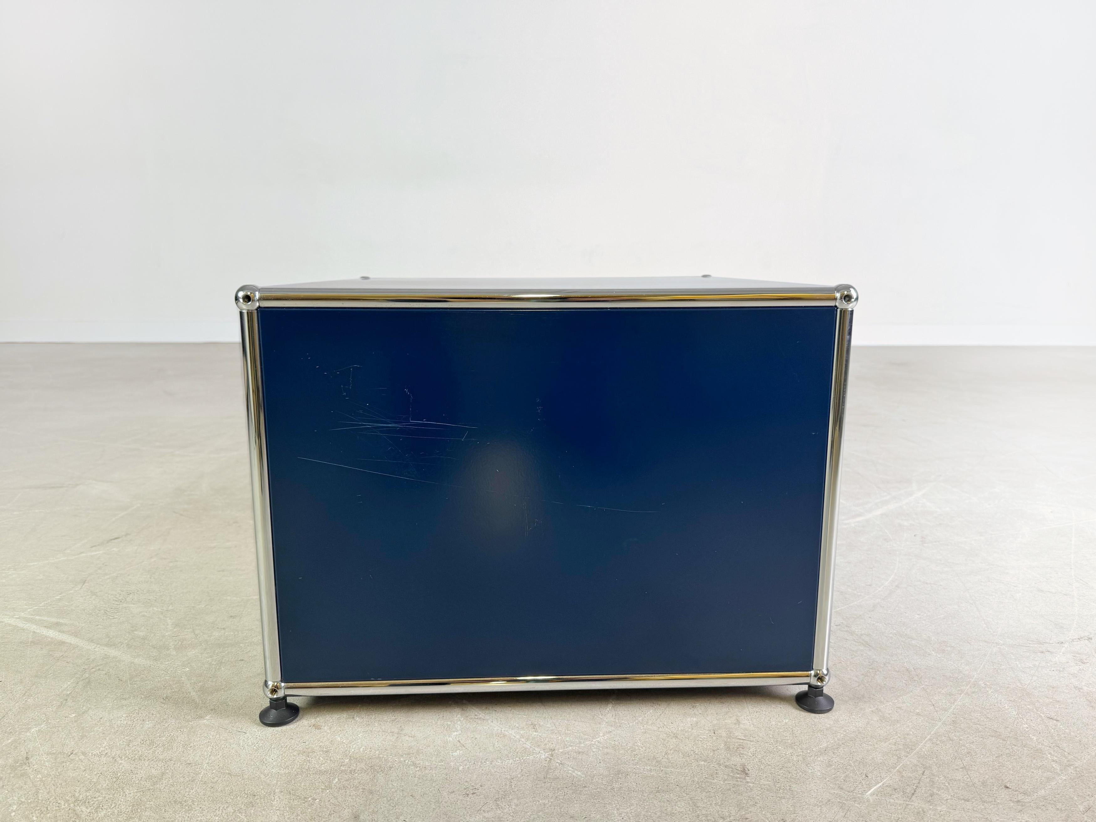 Metal USM Haller Couchtisch Fritz Haller stahlblau Beistelltisch Sideboard For Sale