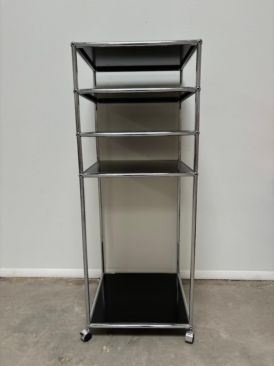 Gabinete USM Haller años 80.

¡Un original!

Preparado para uso Hi Fi manteniendo 4 estantes que podrían mostrar tu tocadiscos, receptor, amplificador, altavoces y bandeja de discos. Sin embargo, esta pieza puede desmontarse fácilmente y montarse en