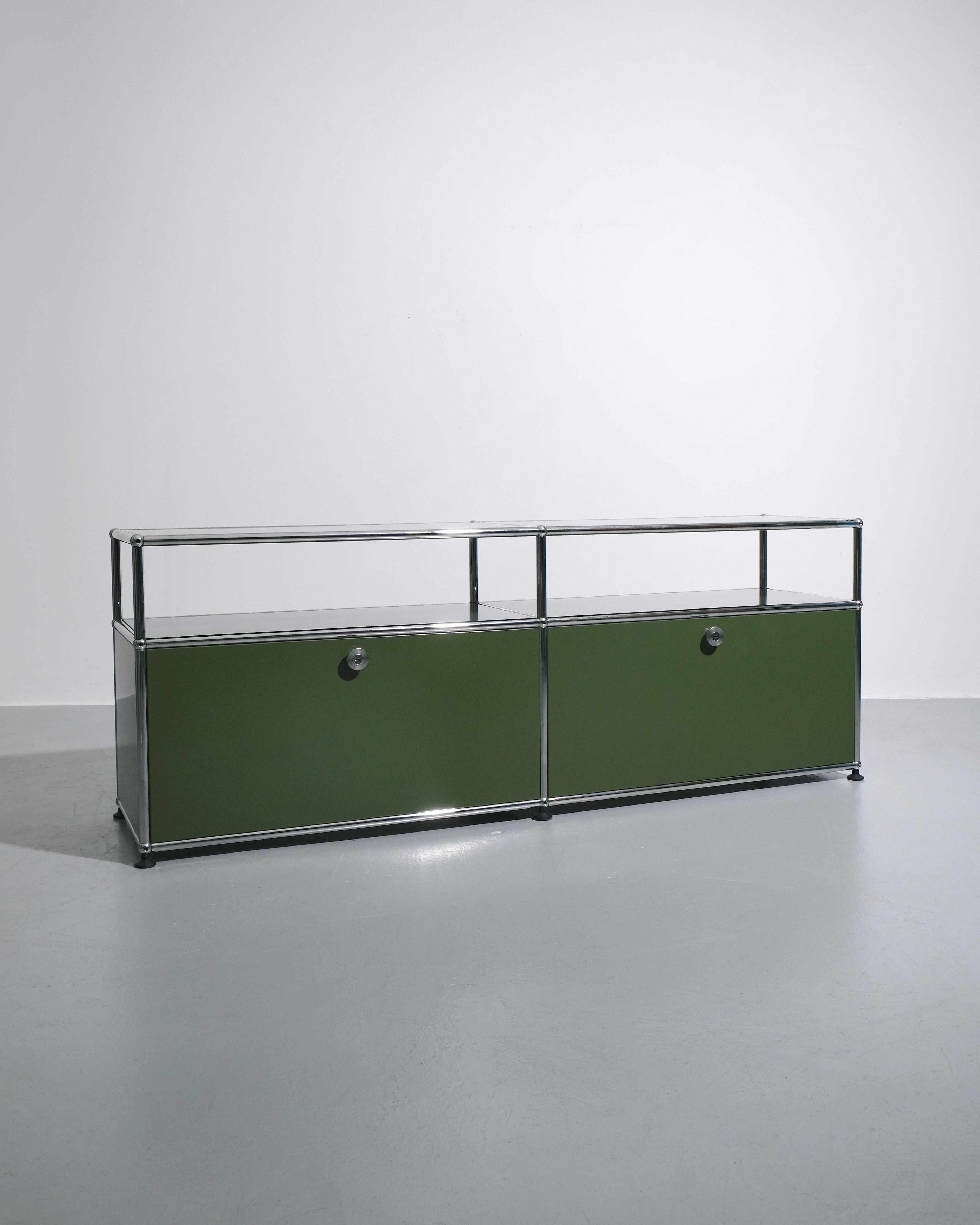 USM Haller
Media Unit Sideboard – Olive Green
Powder-coated steel panels, chromed steel frame
H57 x W152 x D37 cm
Switzerland, 1990s
(10205)
A highly functional and architecturally precise media sideboard from the USM Haller modular furniture