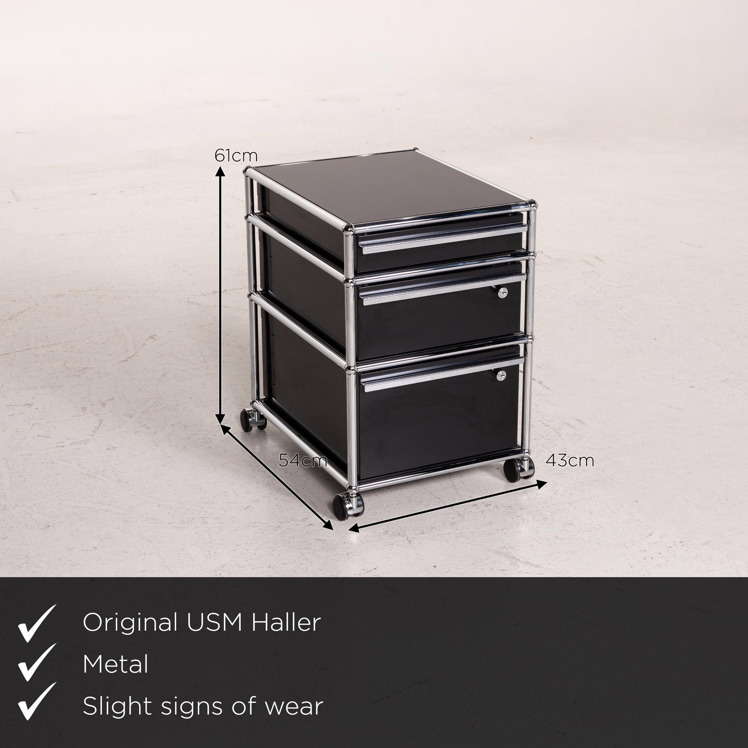 We present to you an USM Haller metal chrome sideboard anthracite roll container office furniture.


 Product measurements in centimeters:
 

 Depth 54
 Width 43
 Height 61.






  