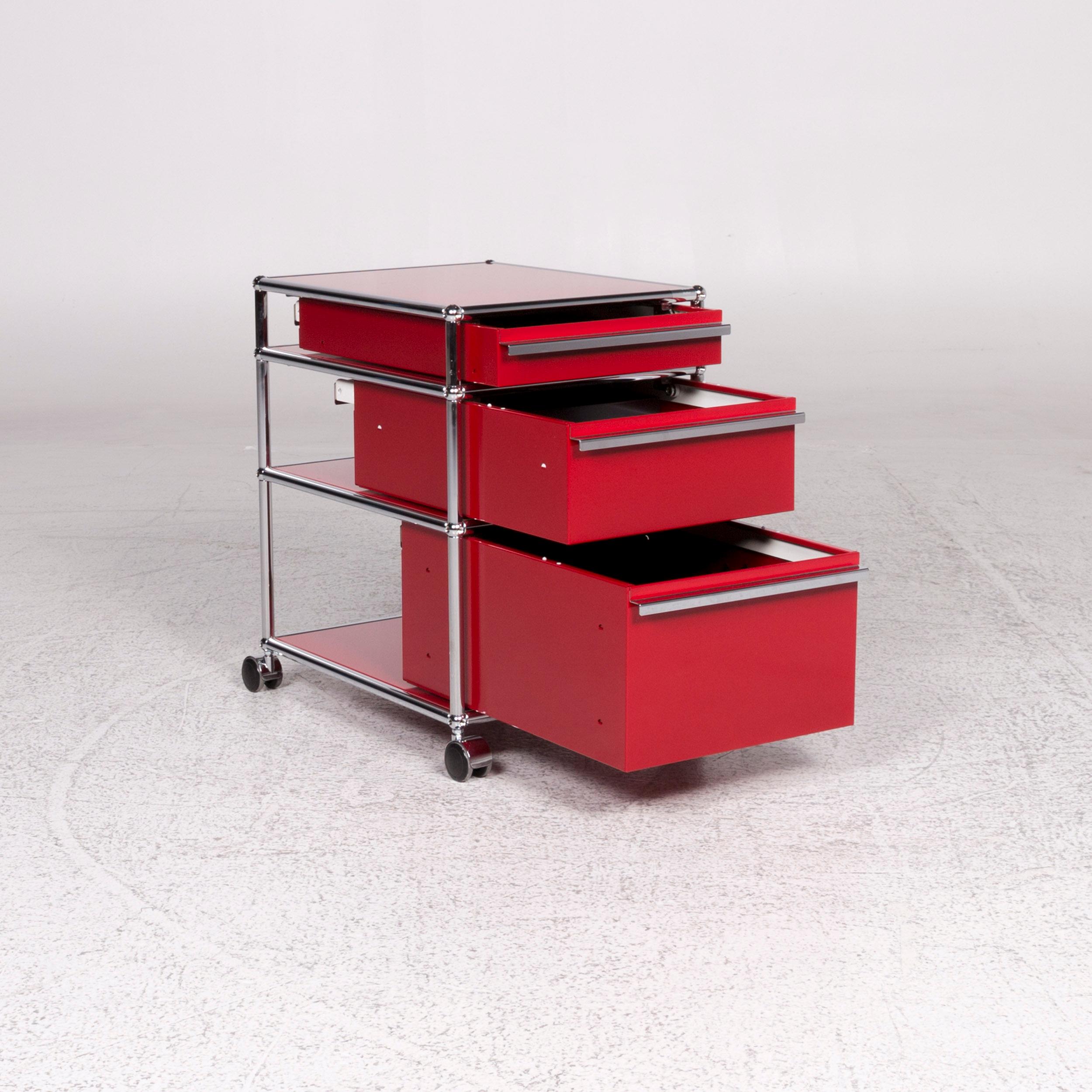 We bring to you an USM Haller metal shelf sideboard rolling containers 3 drawers red.
   
 
 Product measurements in centimeters:
 
Depth 63
Width 42
Height 63.





     