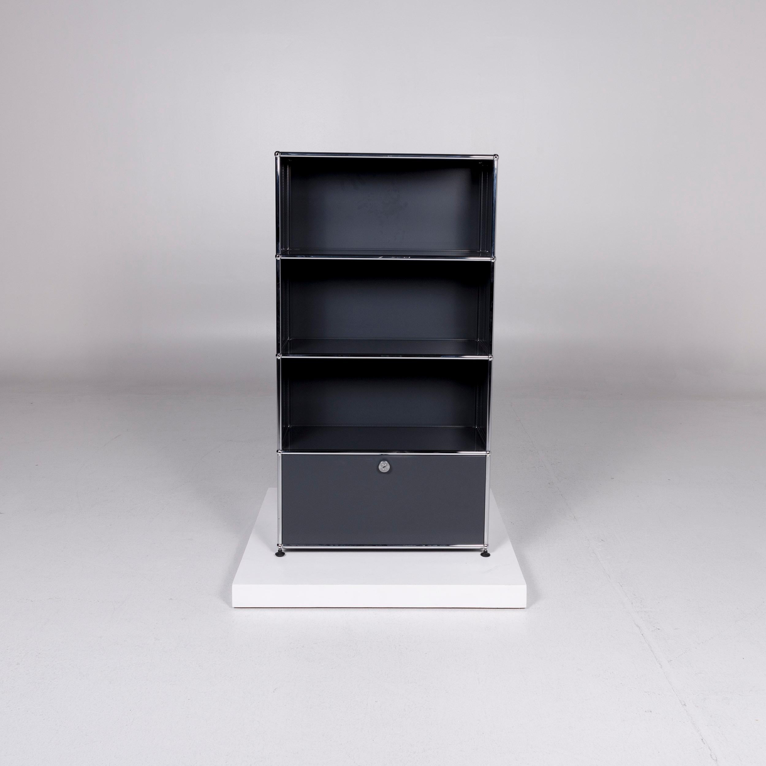 We bring to you an USM Haller metal sideboard anthracite shelf chrome office furniture.
 
 Product measurements in centimeters:
 
Depth 39
Width 77
Height 144.





   
